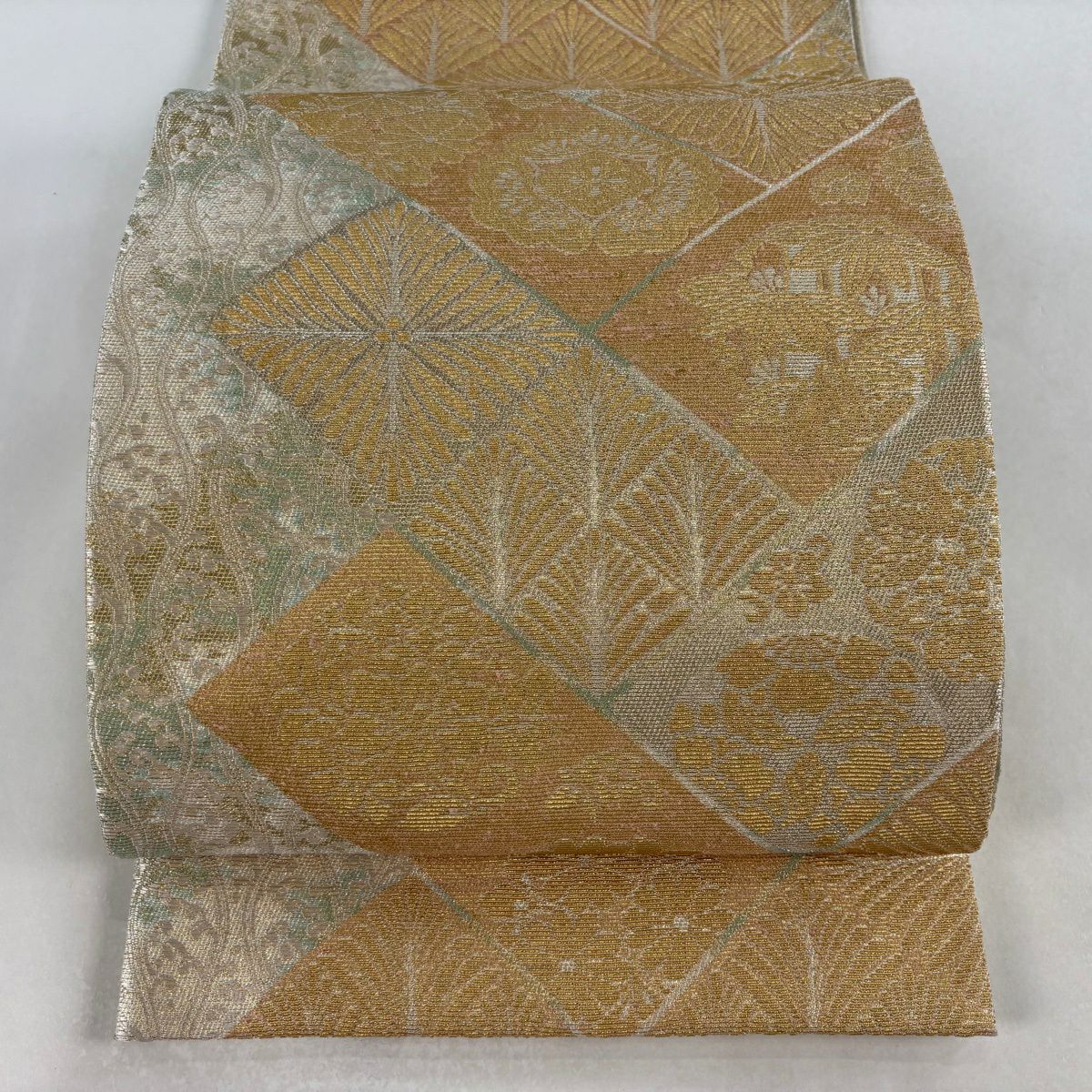 【美品】 袋帶 名品級 輪奈織 花丸紋 若松樹 金銀彩 金 六通 純蠶絲