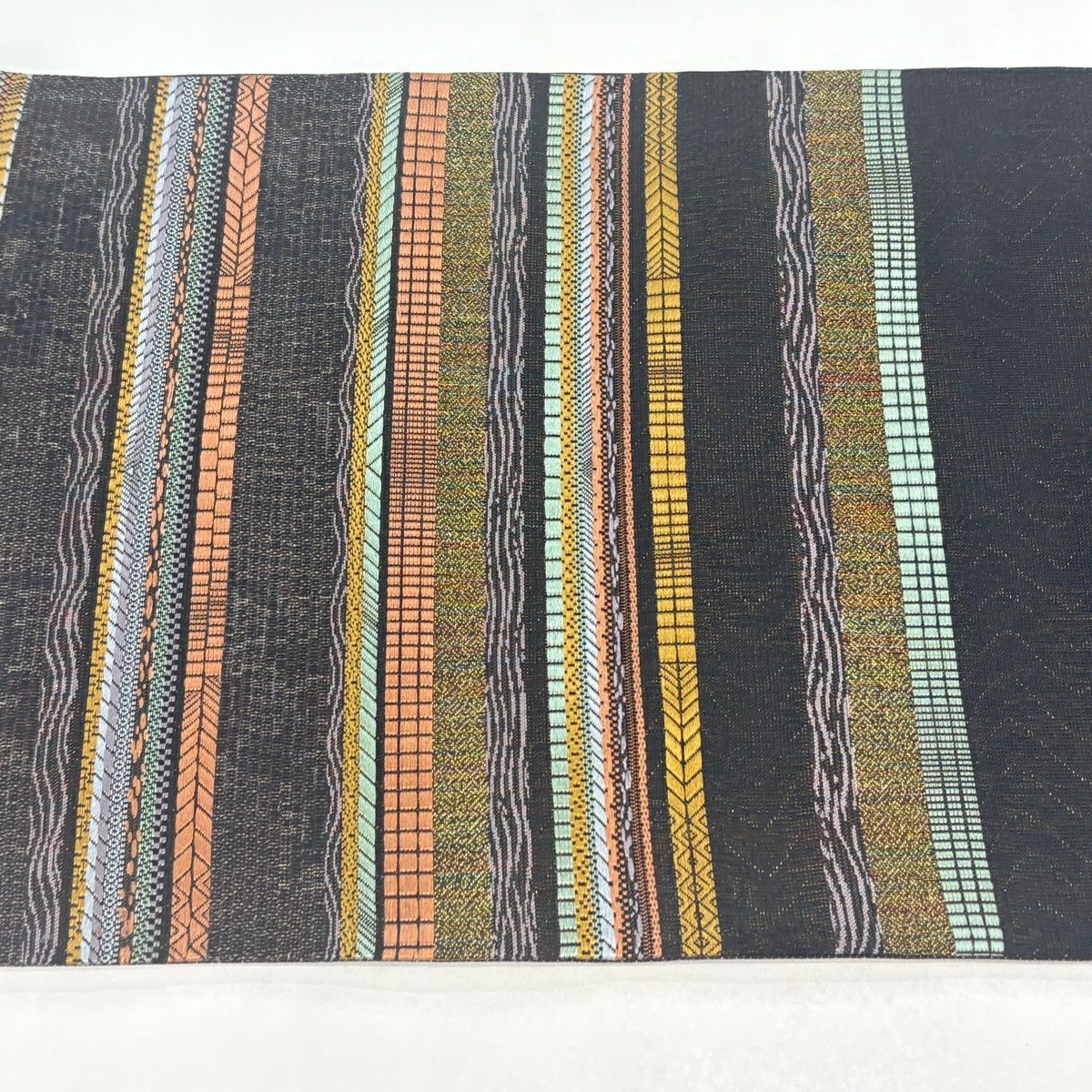 【美品】 袋帶 名品級 大島紬織織入袋帶 縞 幾何學 金絲 黑 六通 純蠶絲