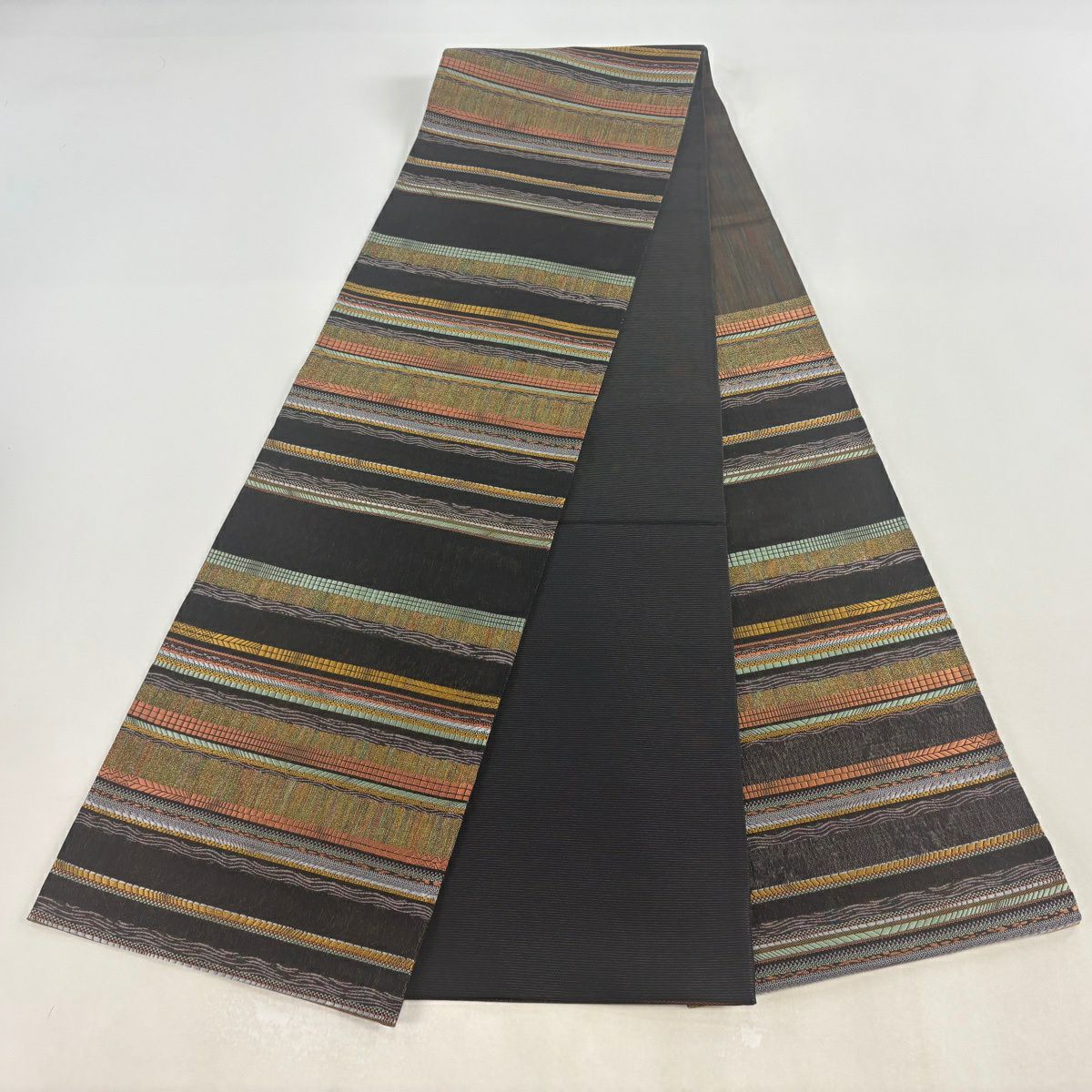 【美品】 袋帶 名品級 大島紬織織入袋帶 縞 幾何學 金絲 黑 六通 純蠶絲