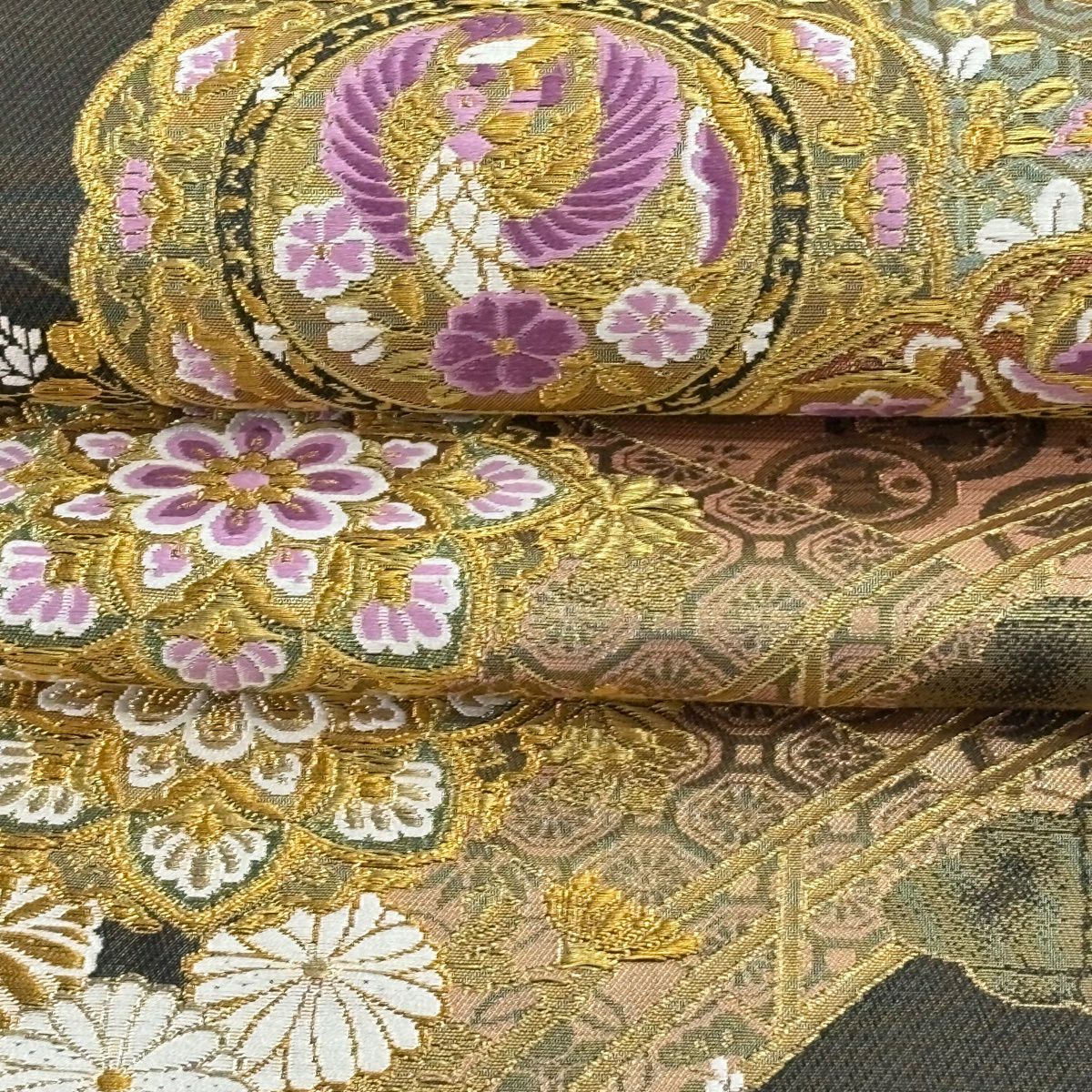 【美品】 袋帶 逸品級 じゅらく 落款あり じゅらく帝王紫 鏡裏文 秋草文 金糸 金金箔 黑 お太鼓柄 純蠶絲