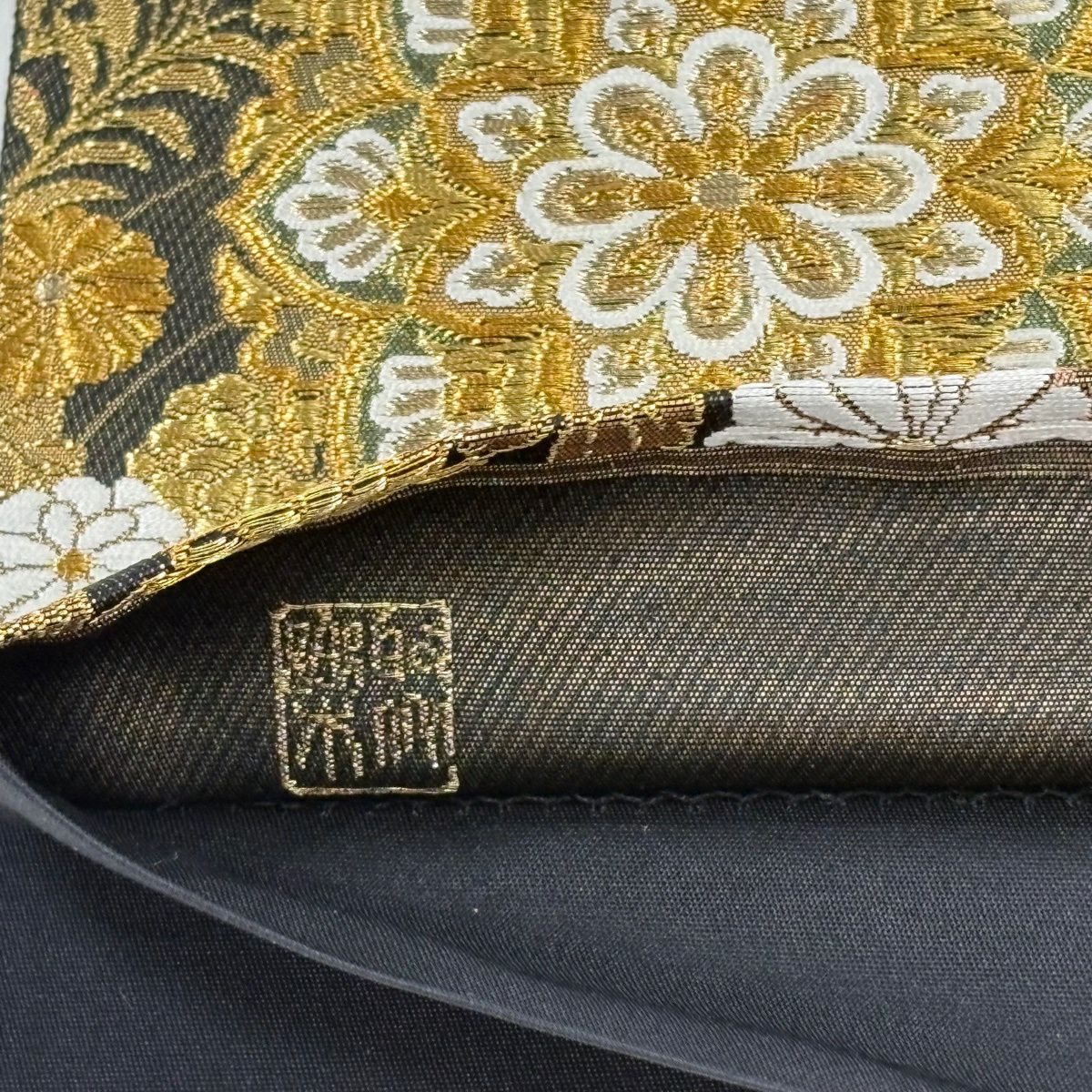 【美品】 袋帶 逸品級 じゅらく 落款あり じゅらく帝王紫 鏡裏文 秋草文 金糸 金金箔 黑 お太鼓柄 純蠶絲