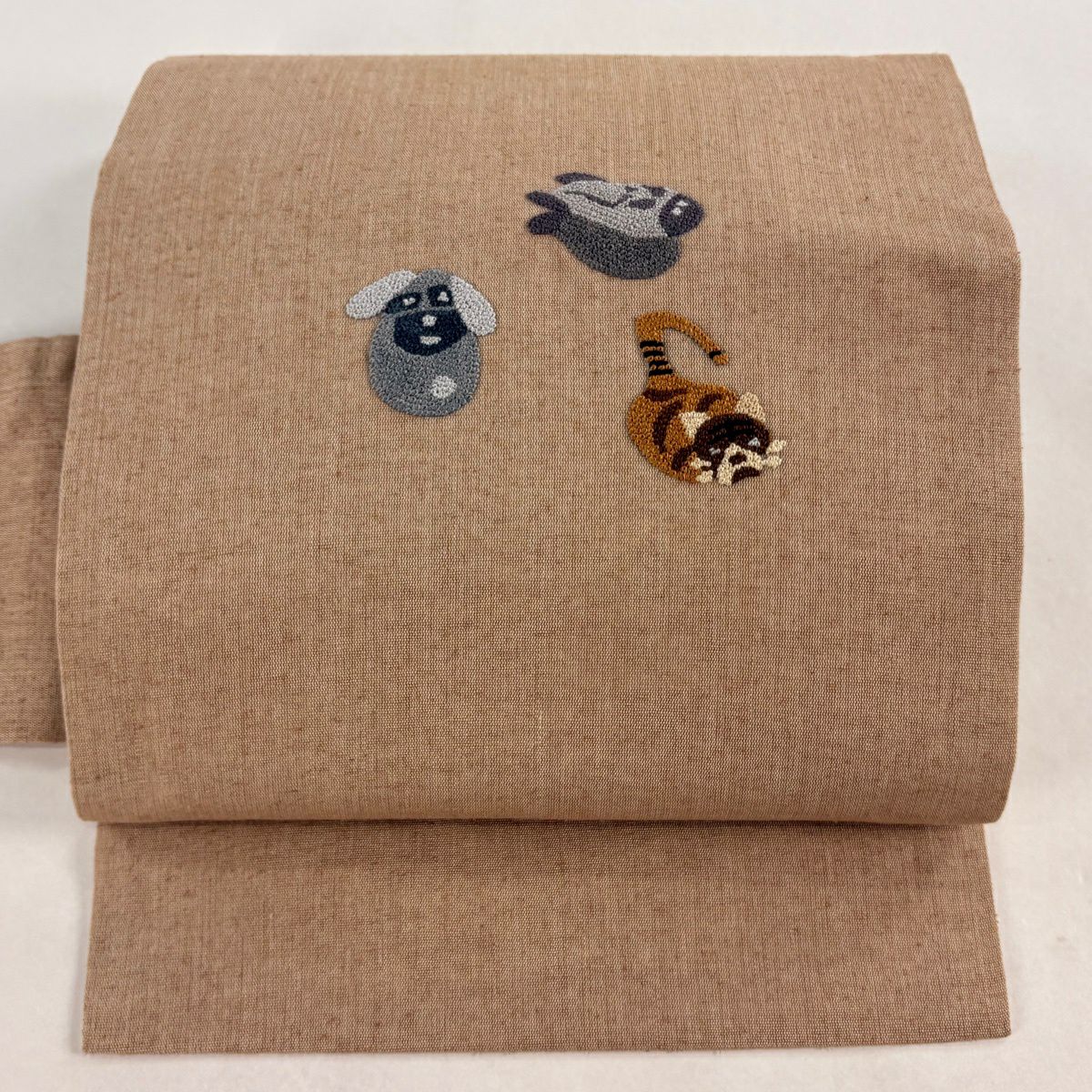 【美品】 名古屋帶 逸品級 紬織織 動物 相良刺繡 薄茶 純蠶絲