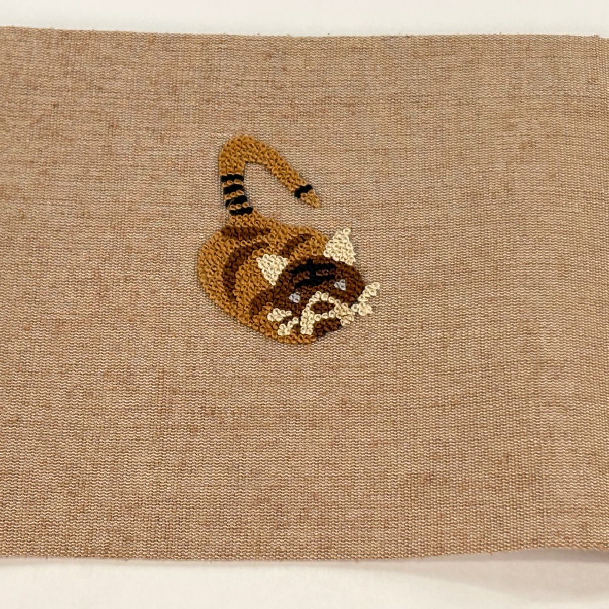 【美品】 名古屋帶 逸品級 紬織織 動物 相良刺繡 薄茶 純蠶絲