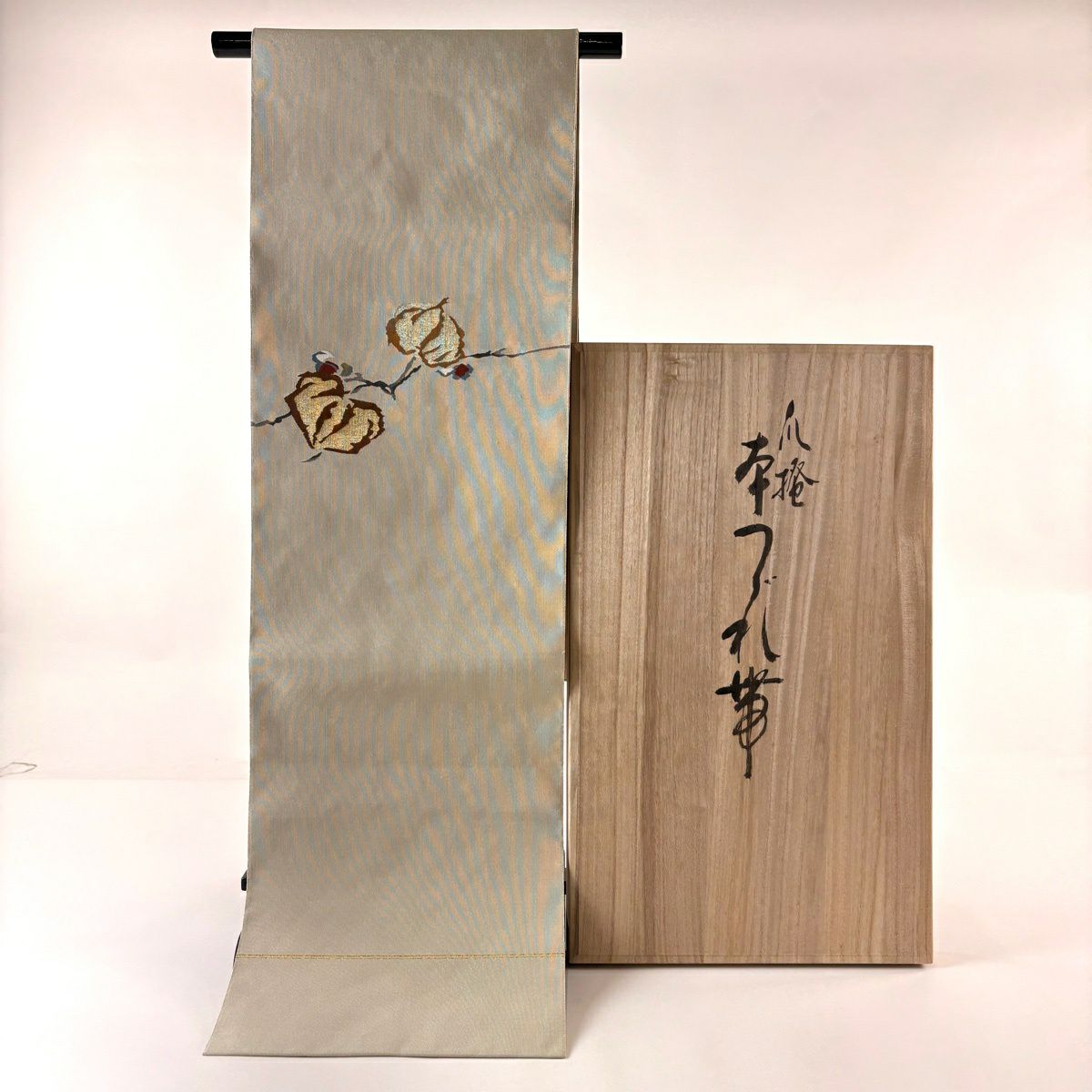 名古屋帶 逸品級 附落款 小川英 三喜來 爪掻本綴れ 附共箱 八寸名古屋帶 松樹葉裁縫 金線 灰白 純蠶絲