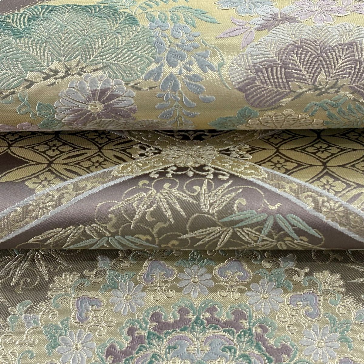 【美品】 袋帶 逸品級 となみ織物 落款 草花紋紋 七寶紋 金糸 金金箔 灰紫 六通 純蠶絲