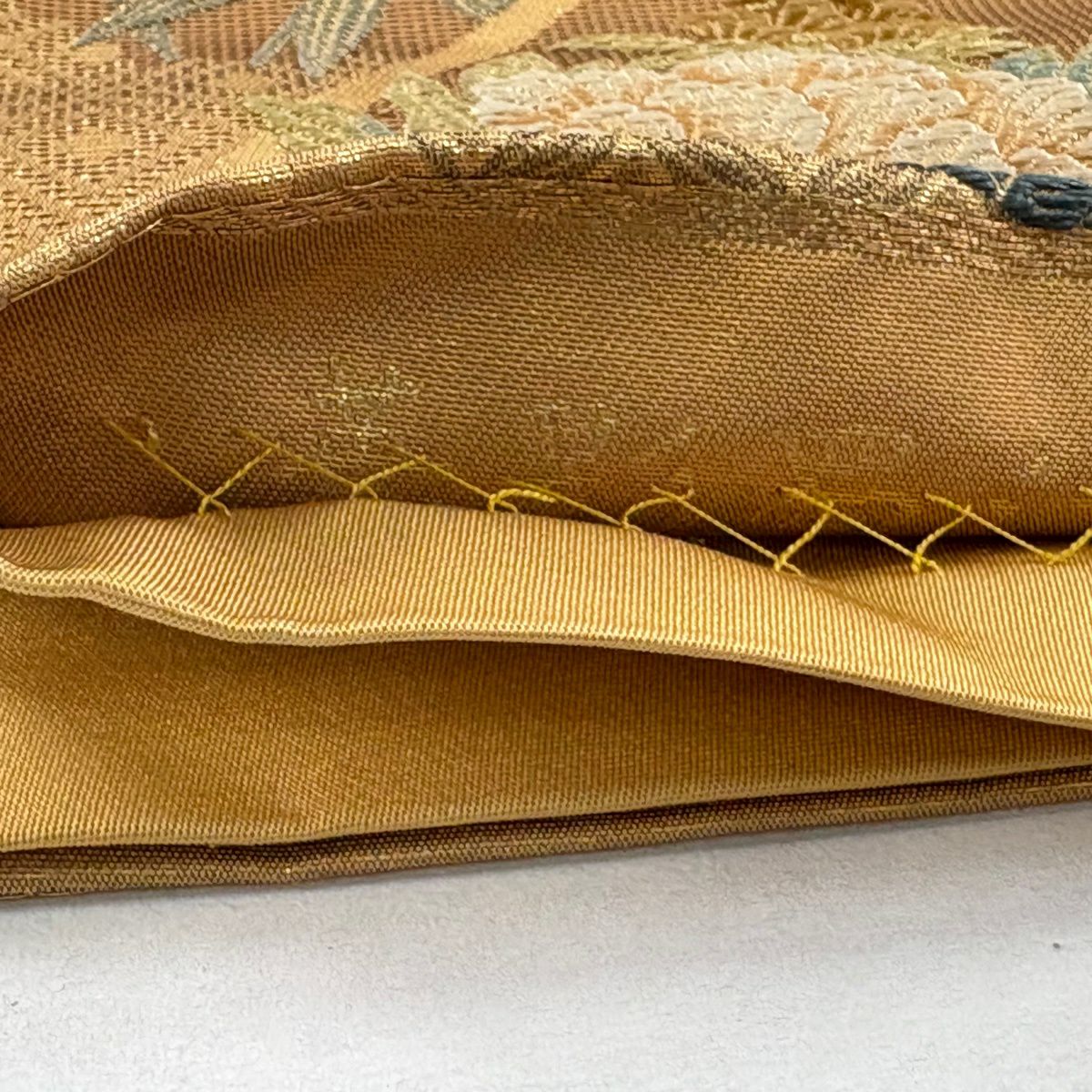 【美品】 袋帶 秀品級 有職圖案 草花紋 金線 金金箔 山吹茶 六通 純蠶絲