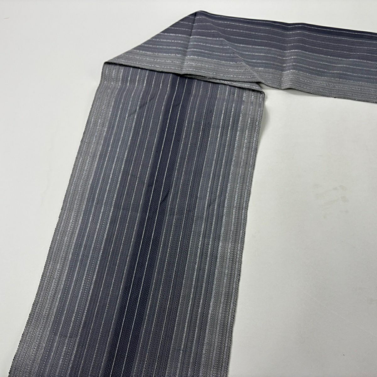 【美品】 名古屋帶 秀品級 幾何學 細條紋 銀通 灰紫 純蠶絲