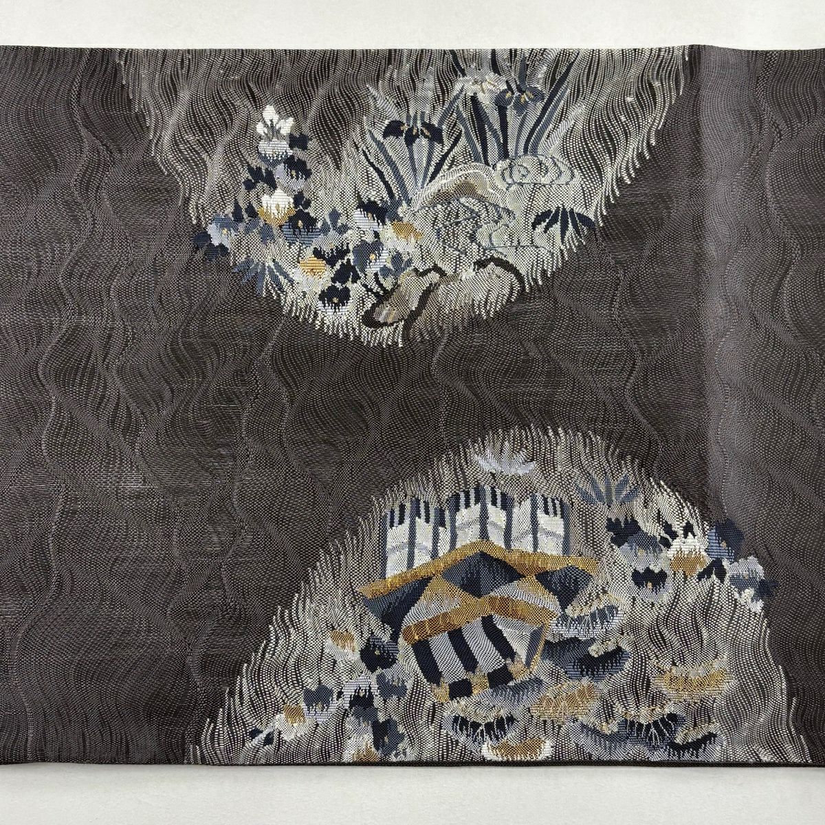 【美品】 袋帶 秀品級 家屋 松樹竹子梅花 銀線 灰色 大鼓圖案 純蠶絲