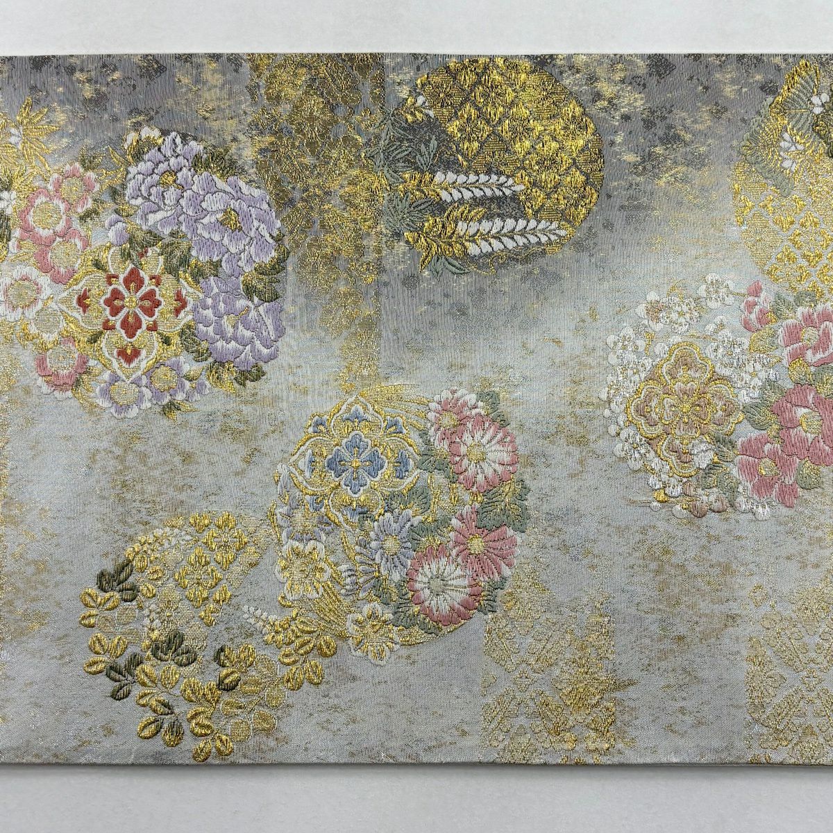 【美品】 袋帶 秀品級 四季樂花園 花丸紋 華紋 刺繡 金銀彩 灰白 六通 純蠶絲