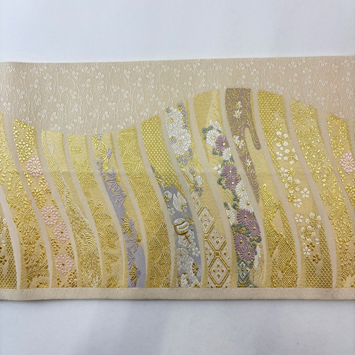 【美品】 袋帶 名品級 熨斗紋流文 熨斗紋 草花紋 金糸 金金箔 米色 六通 純蠶絲