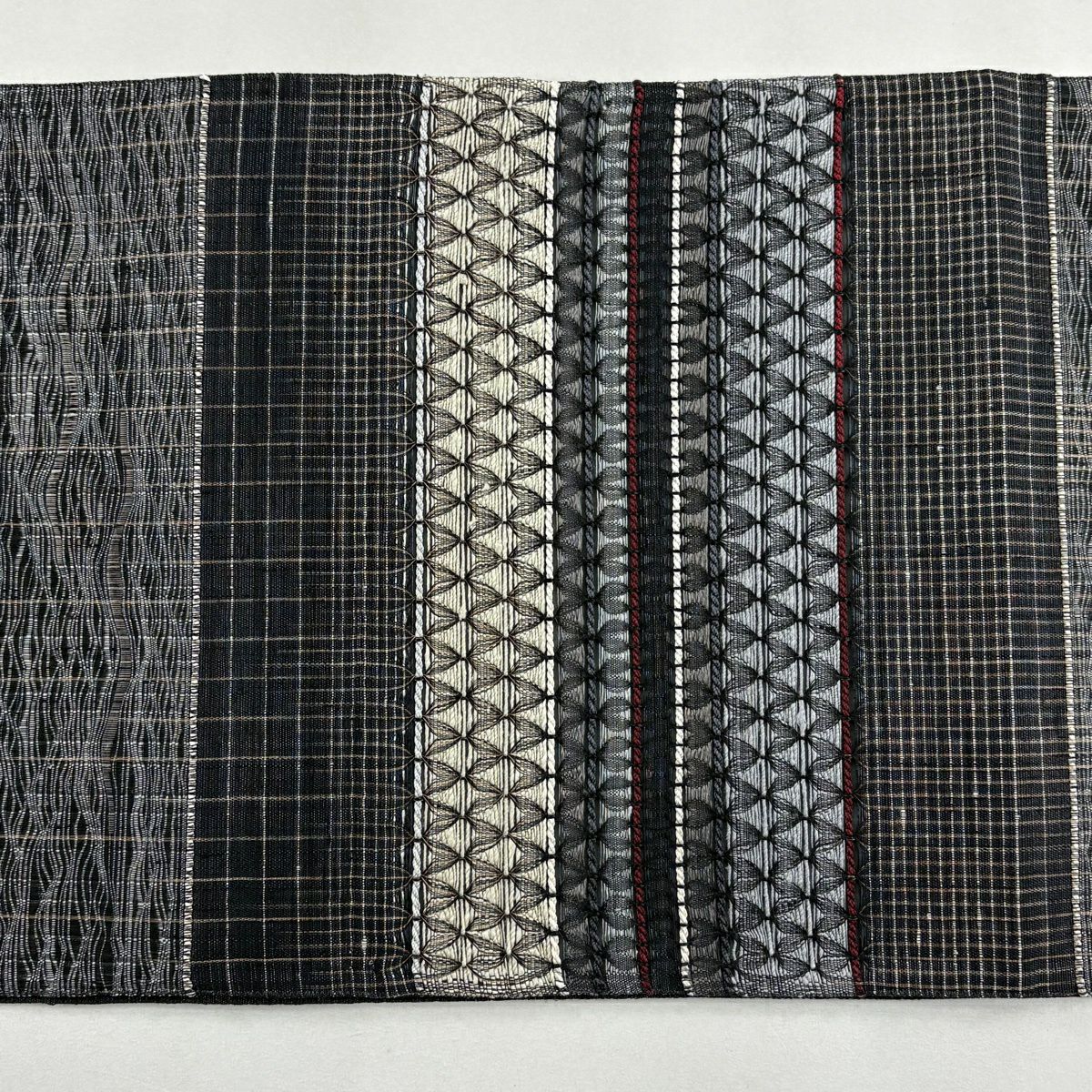 【美品】 袋帶 逸品級 渡文 落款あり 証紙あり 西陣織 雙面 縞 幾何學 黑 お太鼓柄 純蠶絲