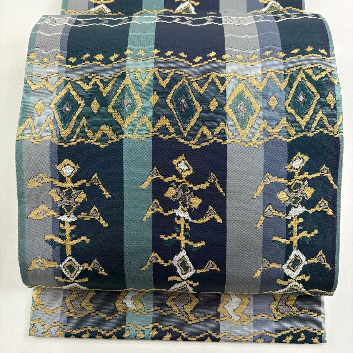 【美品】 袋帶 逸品級 となみ織物 落款あり ワラキア衣装 縞 幾何學 金銀彩 金金箔 深藍色 六通 純蠶絲