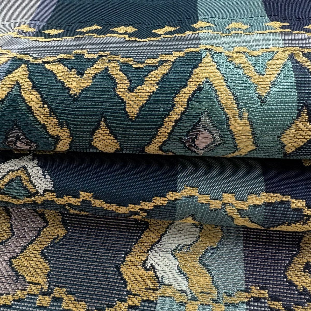 【美品】 袋帶 逸品級 となみ織物 落款あり ワラキア衣装 縞 幾何學 金銀彩 金金箔 深藍色 六通 純蠶絲