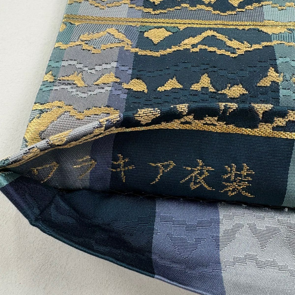 【美品】 袋帶 逸品級 となみ織物 落款あり ワラキア衣装 縞 幾何學 金銀彩 金金箔 深藍色 六通 純蠶絲