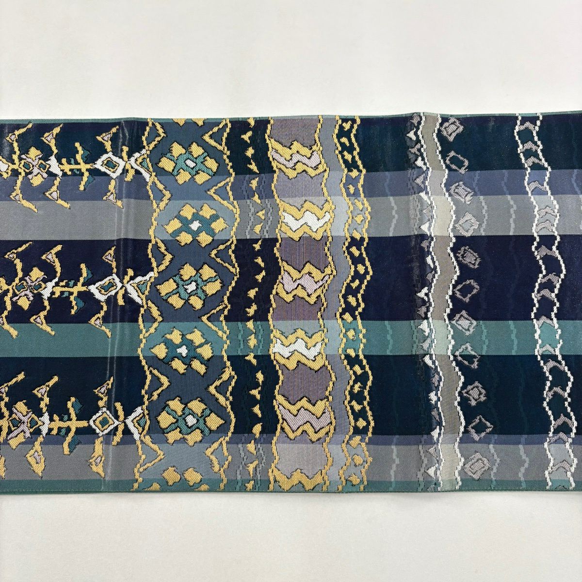 【美品】 袋帶 逸品級 となみ織物 落款あり ワラキア衣装 縞 幾何學 金銀彩 金金箔 深藍色 六通 純蠶絲