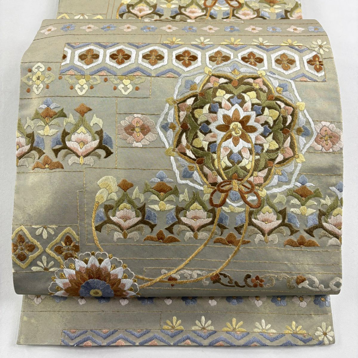【美品】 袋帶 逸品級 鏡裏文 草花紋刺繡 金絲 金 六通 純蠶絲