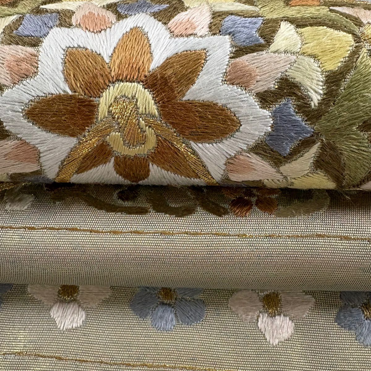 【美品】 袋帶 逸品級 鏡裏文 草花紋刺繡 金絲 金 六通 純蠶絲