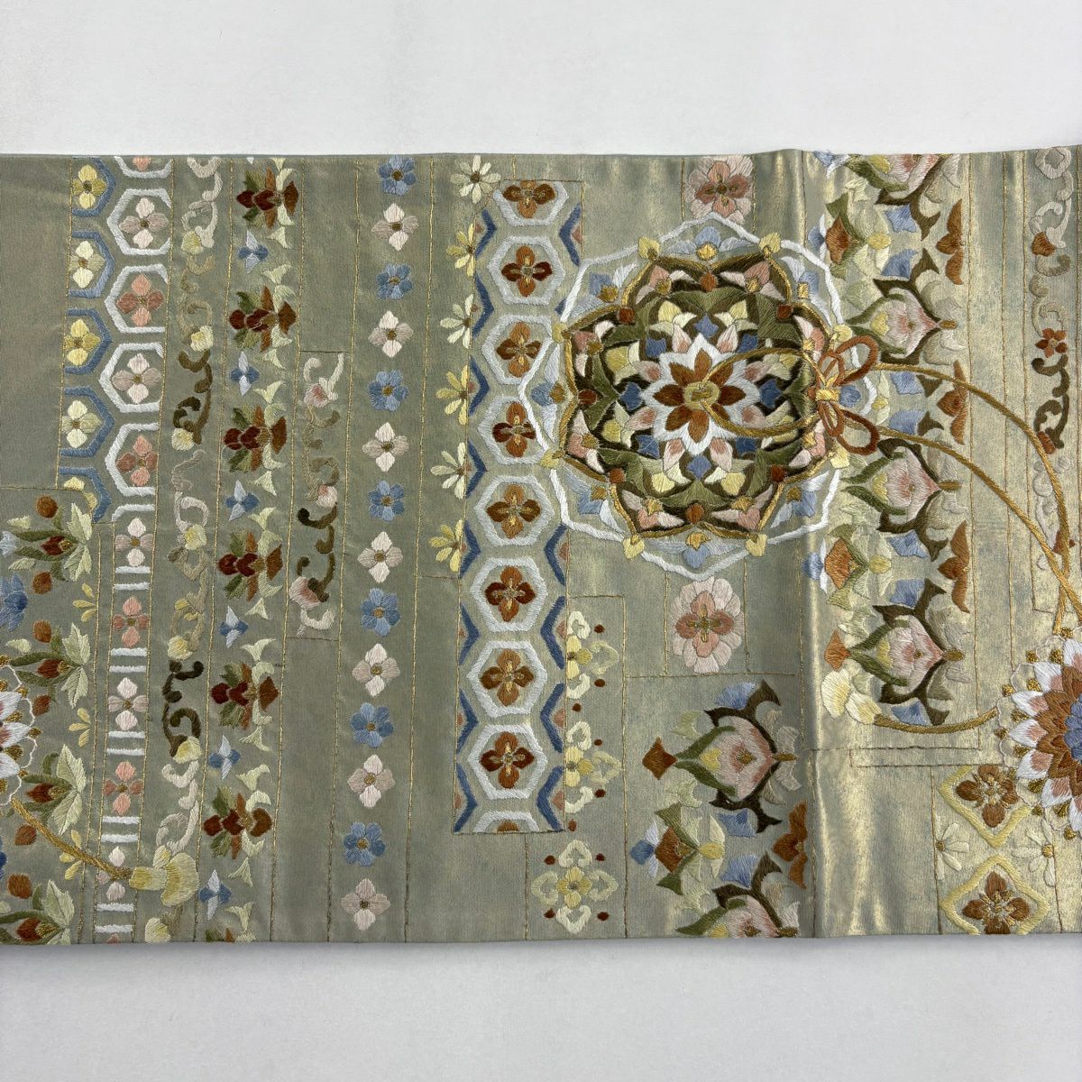 【美品】 袋帶 逸品級 鏡裏文 草花紋刺繡 金絲 金 六通 純蠶絲