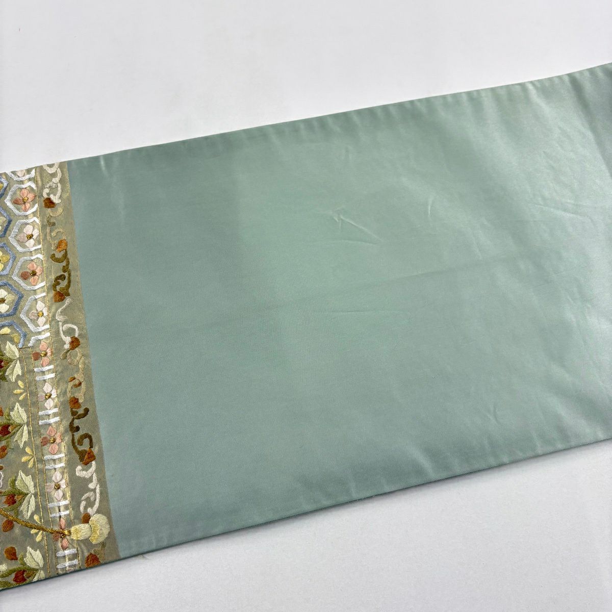 【美品】 袋帶 逸品級 鏡裏文 草花紋刺繡 金絲 金 六通 純蠶絲