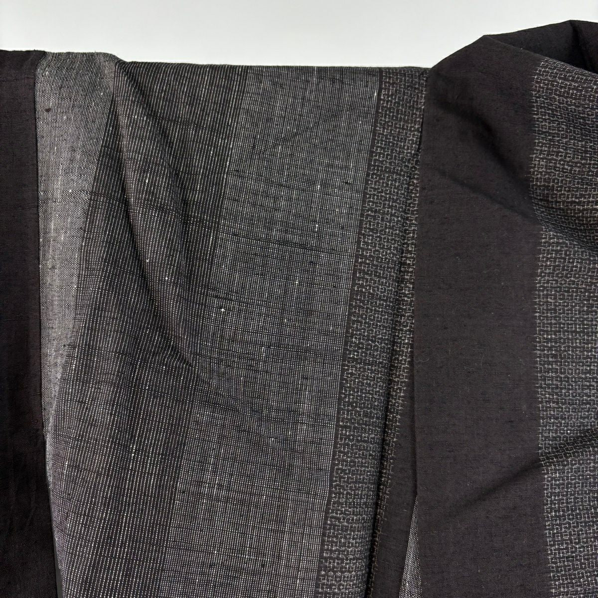 【美品】結城紬織 身長154.5cm 袖長65cm M 雙層 はたおり娘 やまと 證書あり 縞 龜甲絣 焦茶 純蠶絲 逸品級