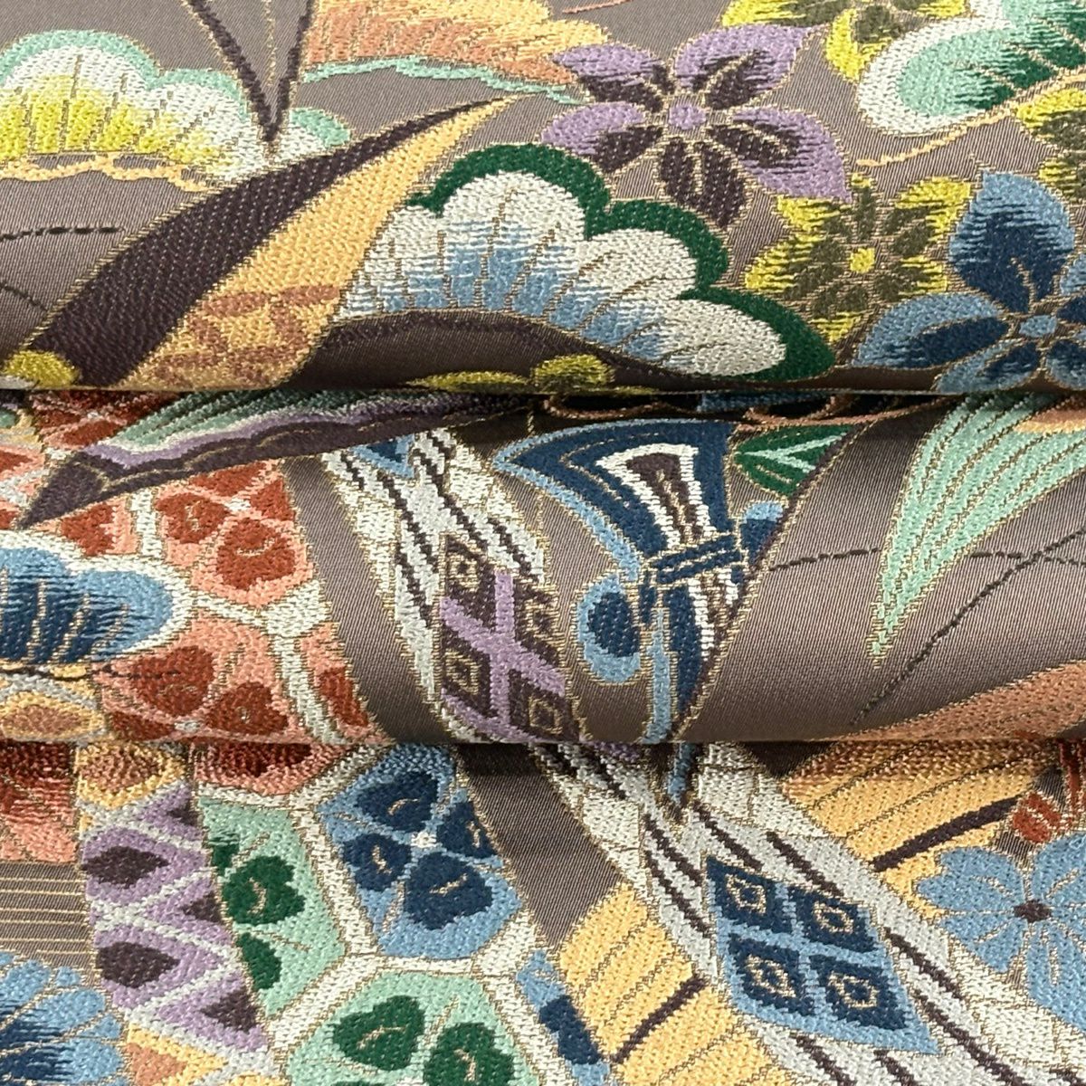【美品】 袋帶 逸品級 白綾苑大庭 落款あり 松樹竹子梅花 寶盡くし 刺繡 金金箔 茶紫 六通 純蠶絲