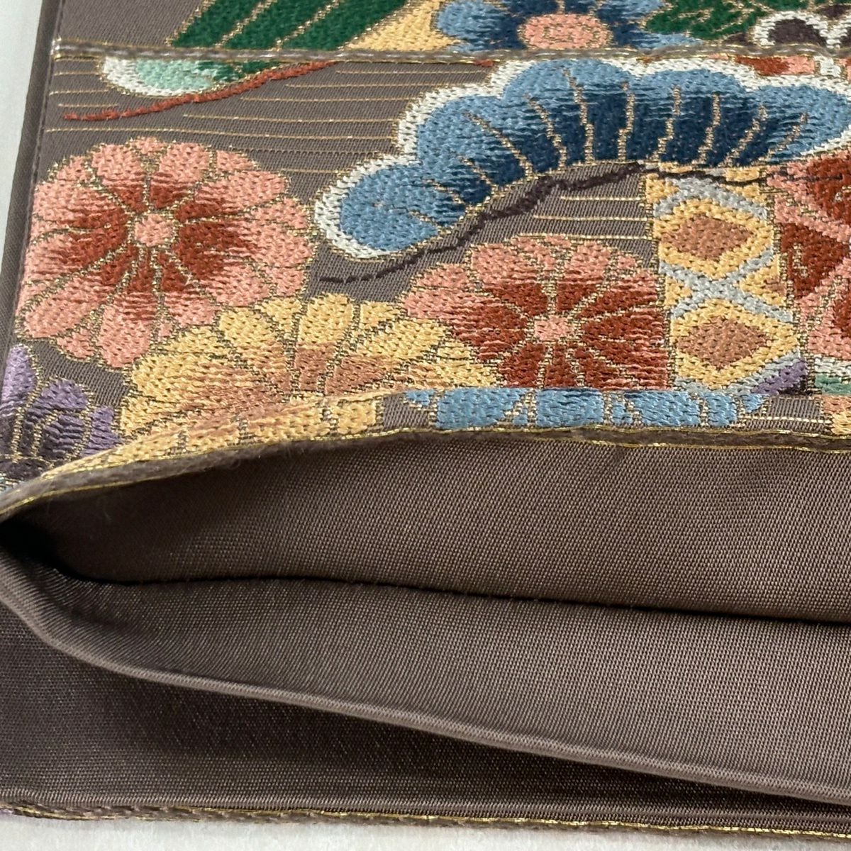 【美品】 袋帶 逸品級 白綾苑大庭 落款あり 松樹竹子梅花 寶盡くし 刺繡 金金箔 茶紫 六通 純蠶絲