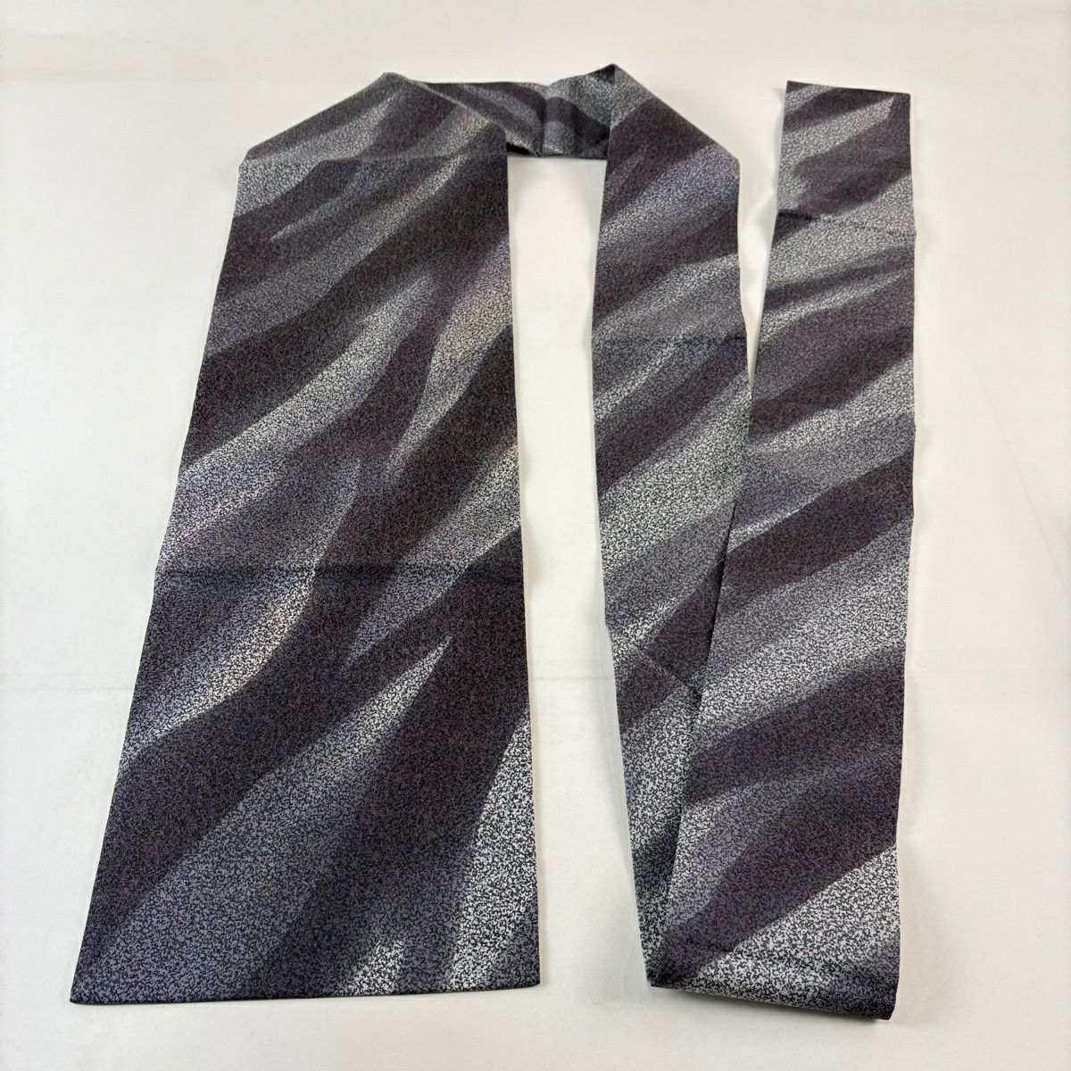 【美品】 名古屋帶 名品級 幾何學圖案 銀線 漸層 灰色 純蠶絲