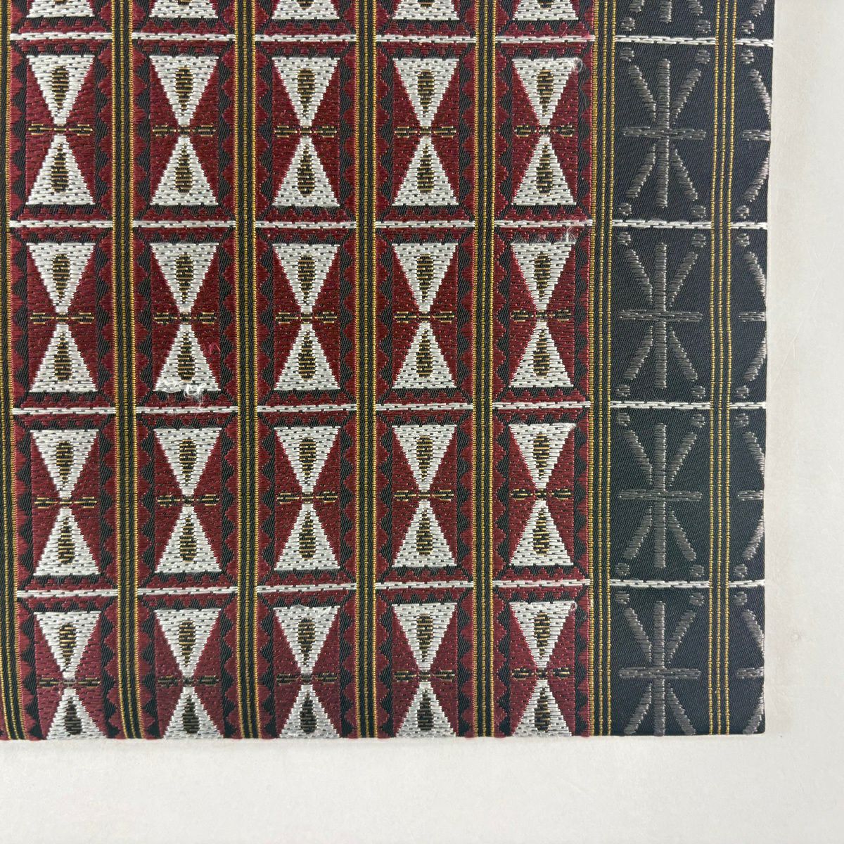 【美品】 名古屋帶 名品級 幾何學 縞 金絲 金金箔 小豆 純蠶絲