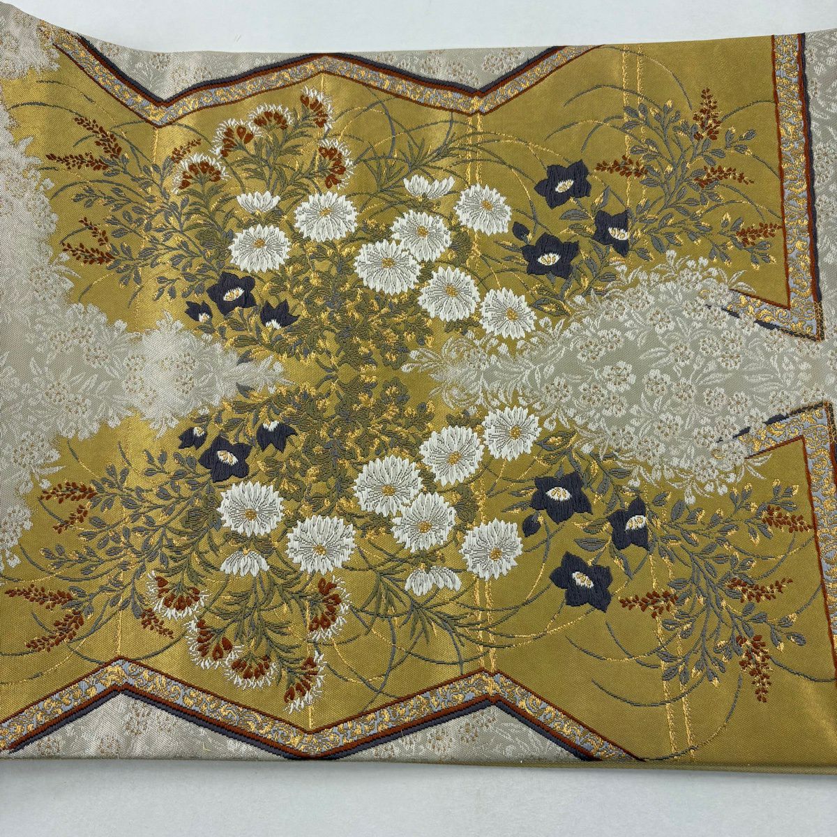 【美品】 袋帶 名品級 加納幸 落款あり 屏風 秋草 金金箔 金絲 米色 大鼓圖案 純蠶絲
