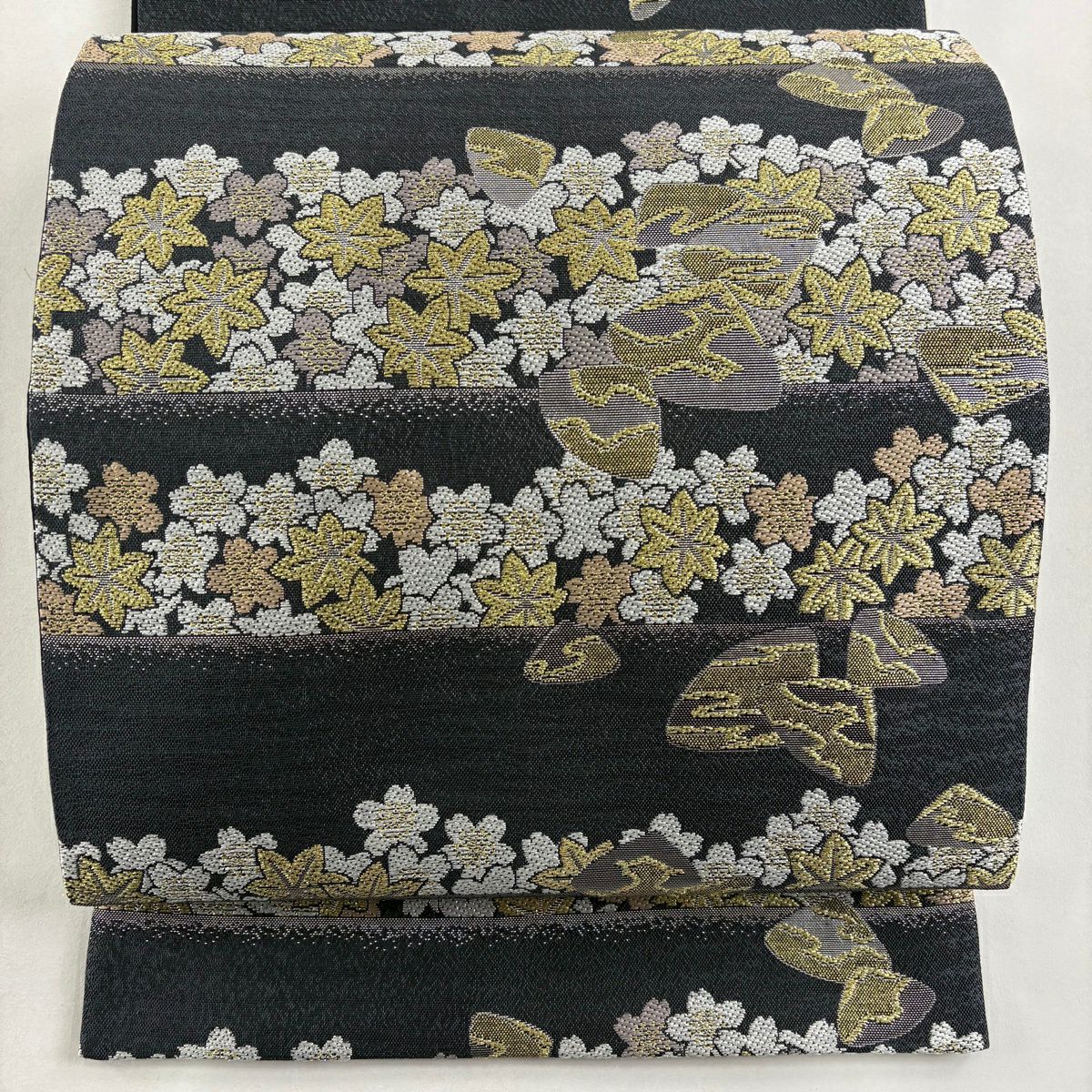 【美品】 袋帶 逸品級 落款あり 杉太 貝合わせ 楓 金糸 刺繡 灰色 六通 純蠶絲