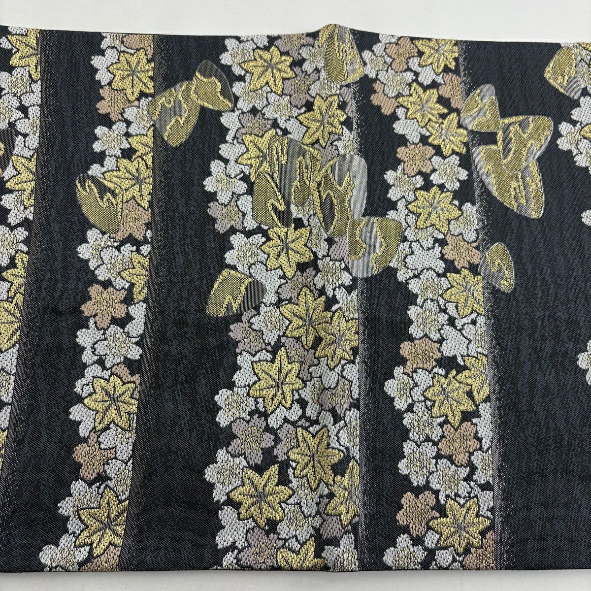 【美品】 袋帶 逸品級 落款あり 杉太 貝合わせ 楓 金糸 刺繡 灰色 六通 純蠶絲