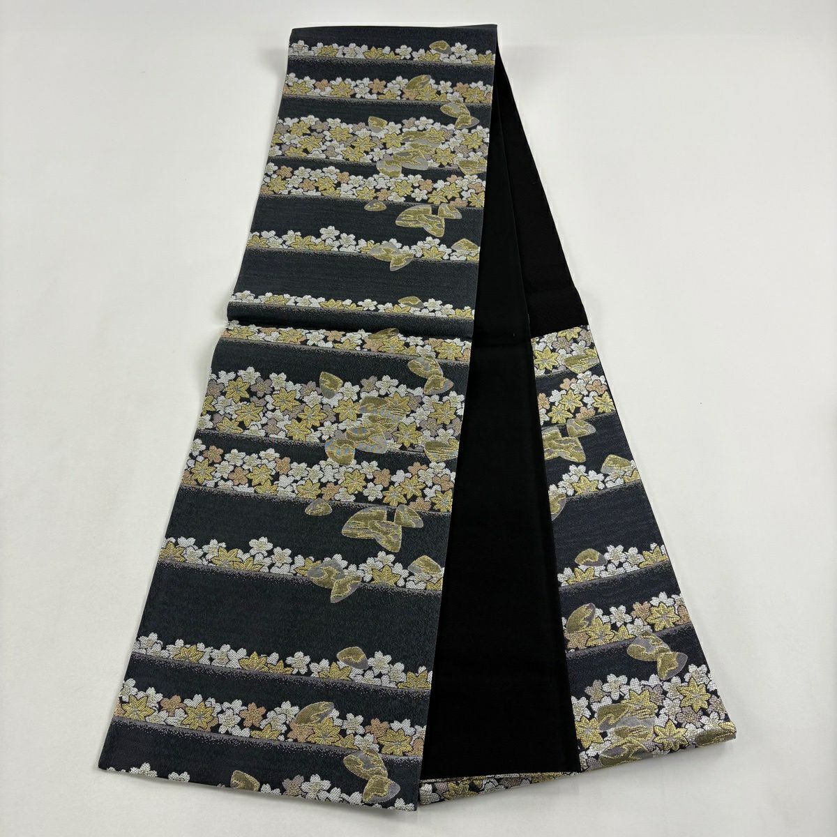 【美品】 袋帶 逸品級 落款あり 杉太 貝合わせ 楓 金糸 刺繡 灰色 六通 純蠶絲
