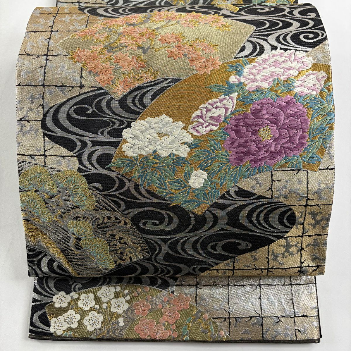 【美品】 袋帶 逸品級 じゅらく 落款あり じゅらく帝王紫 扇子面 牡丹 刺繡 金金箔 黑 お太鼓柄 純蠶絲
