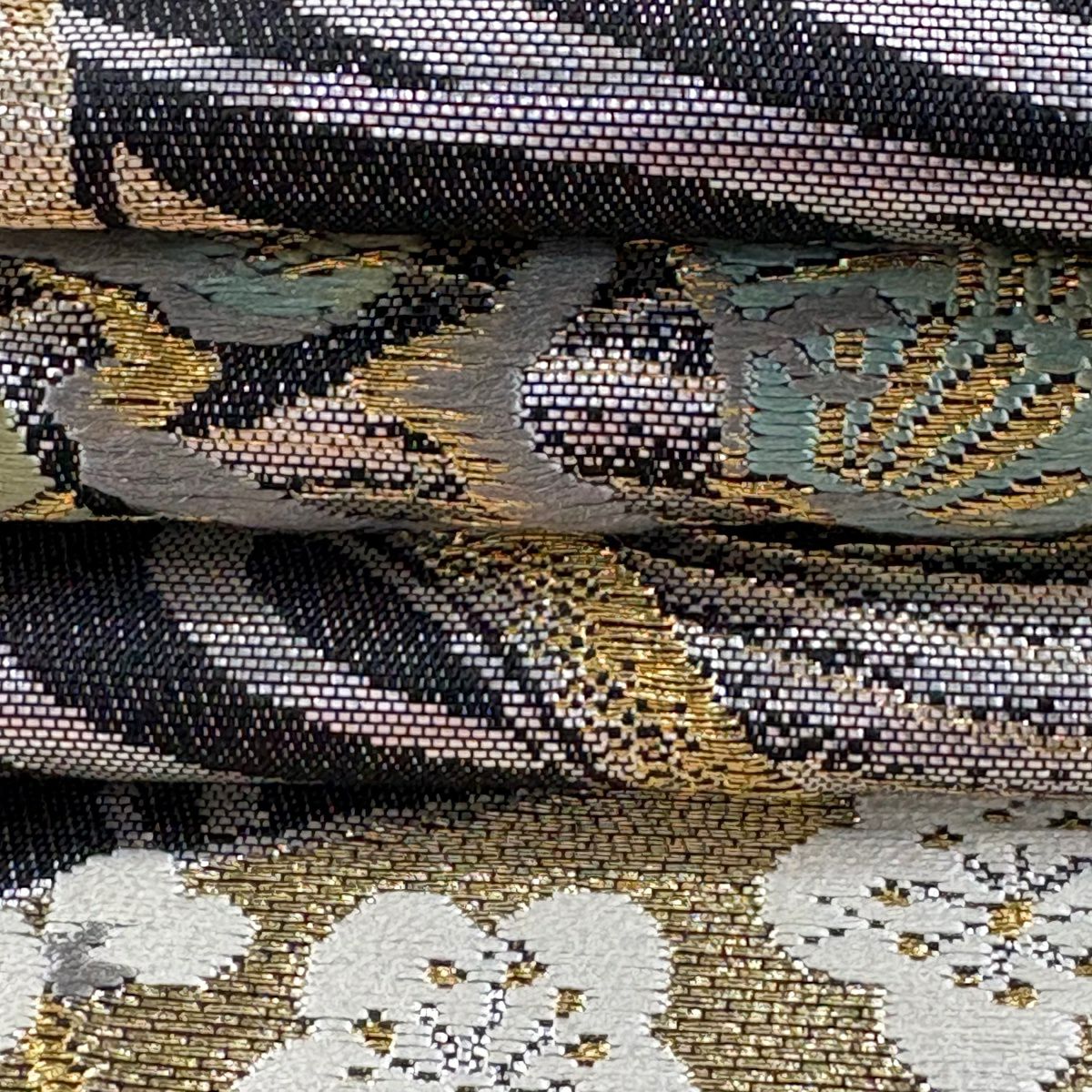 【美品】 袋帶 逸品級 じゅらく 落款あり じゅらく帝王紫 扇子面 牡丹 刺繡 金金箔 黑 お太鼓柄 純蠶絲