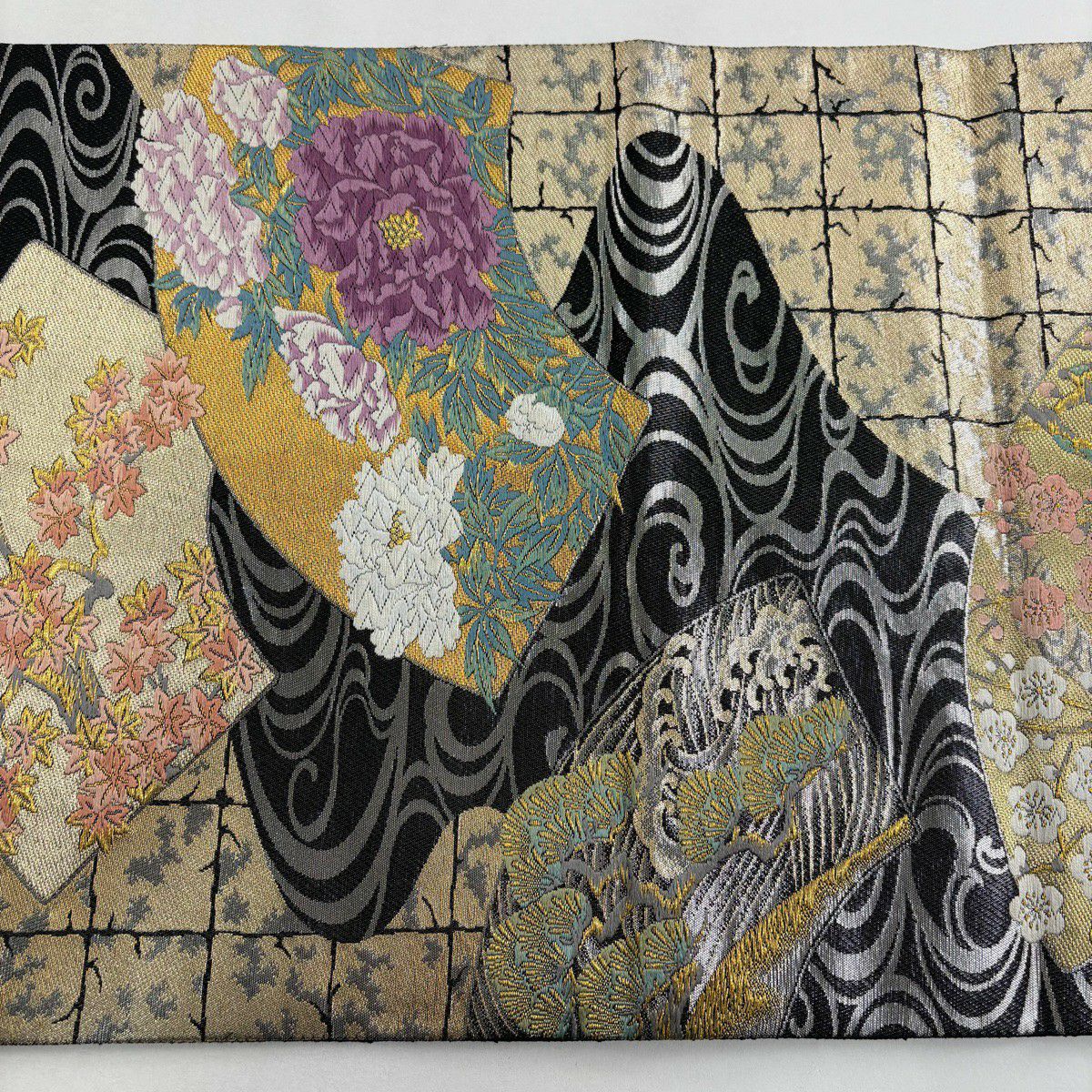 【美品】 袋帶 逸品級 じゅらく 落款あり じゅらく帝王紫 扇子面 牡丹 刺繡 金金箔 黑 お太鼓柄 純蠶絲