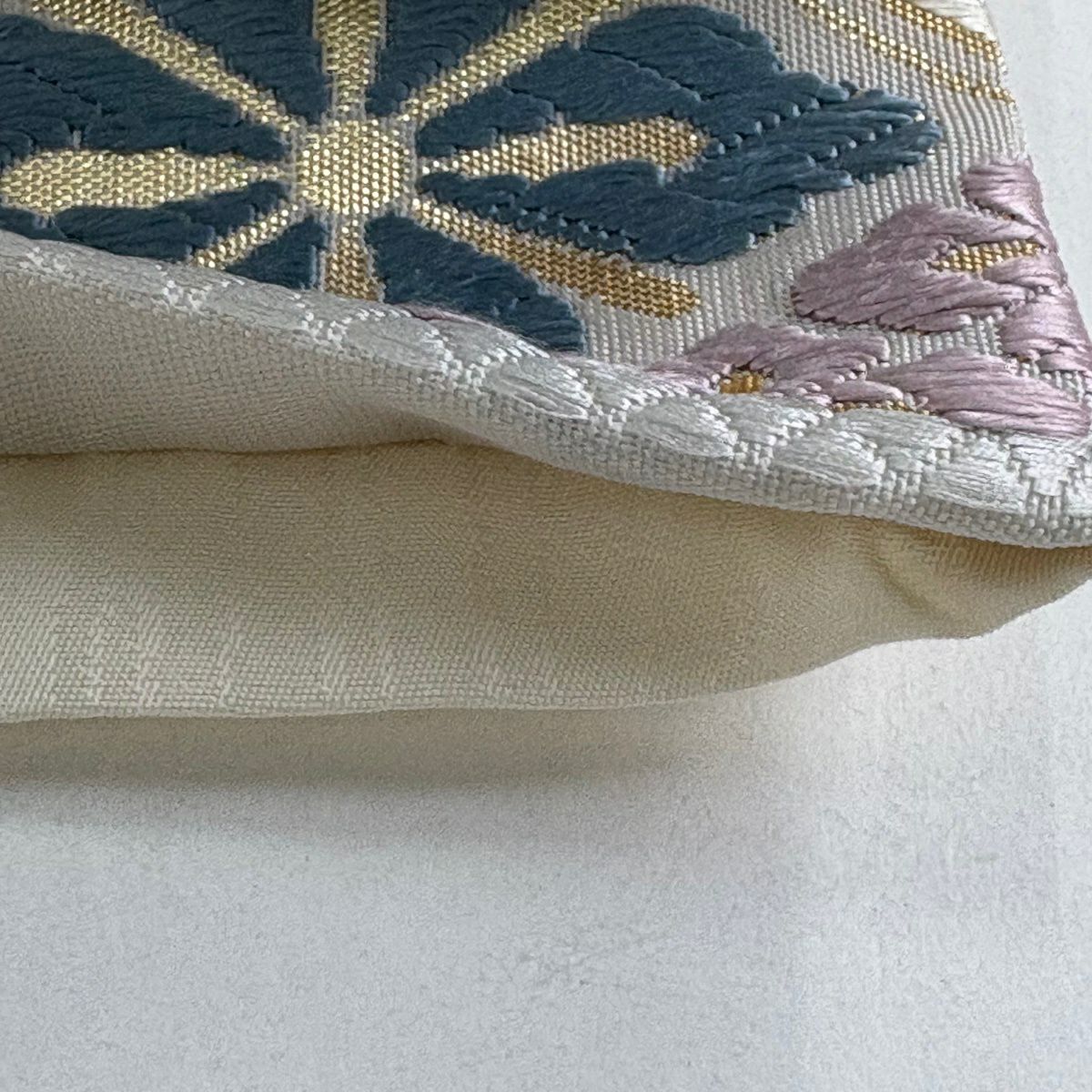 【美品】 袋帶 逸品級 關西仕立 仙鶴 花唐草紋 刺繡 金金箔 奶油 六通 純蠶絲