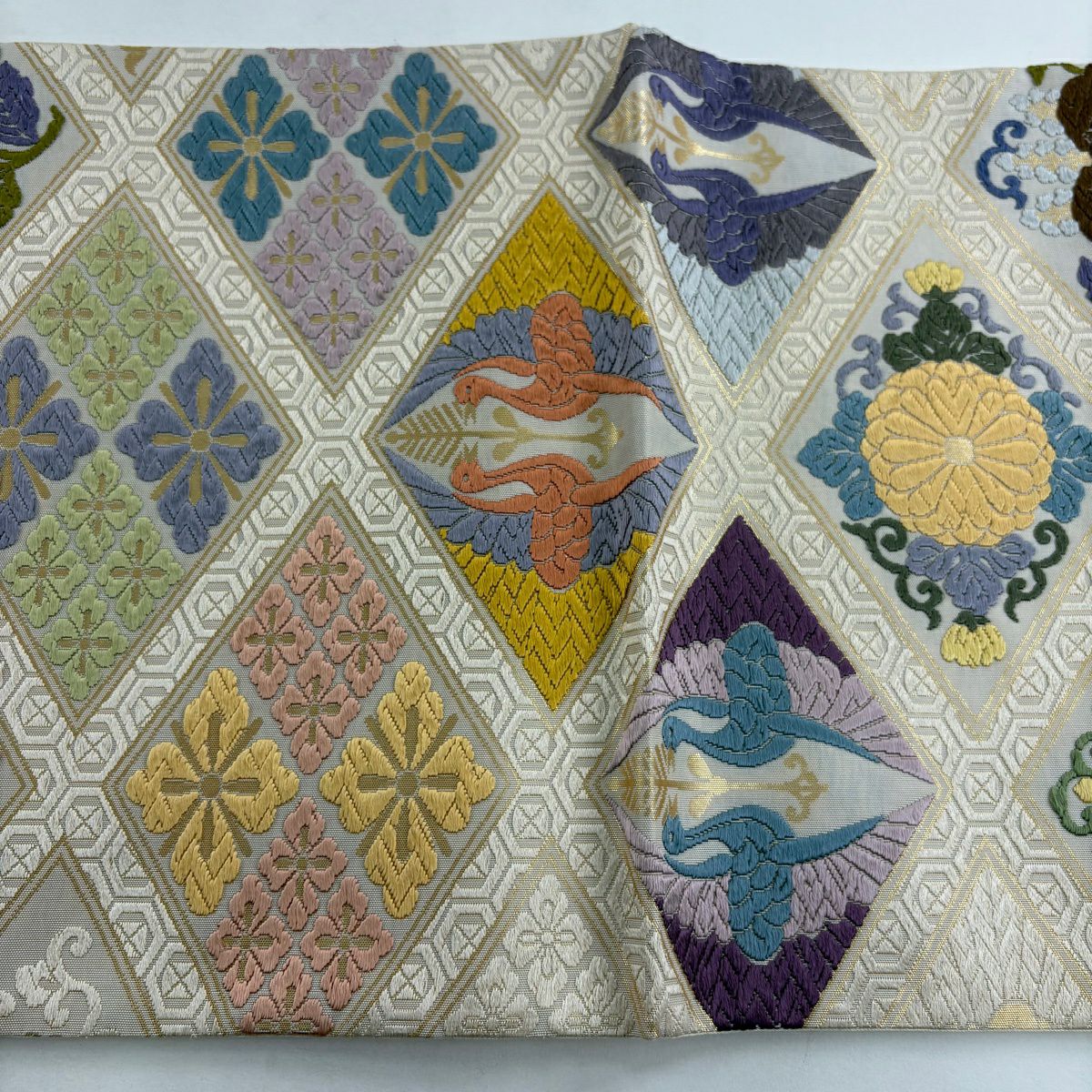 【美品】 袋帶 逸品級 關西仕立 仙鶴 花唐草紋 刺繡 金金箔 奶油 六通 純蠶絲