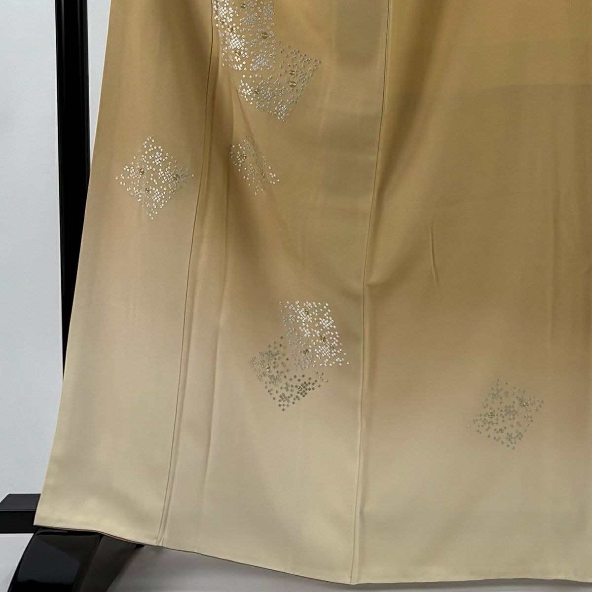 【美品】 付下 身長164.5cm 袖長64.5cm M 雙層 幾何圖案 金絲 刺繡 淺黃土色 純蠶絲 優品級 一個紋