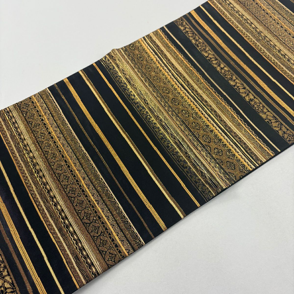 【美品】 袋帶 名品級 加納幸 草花紋紋 縞 金糸 金金箔 黑 六通 純蠶絲