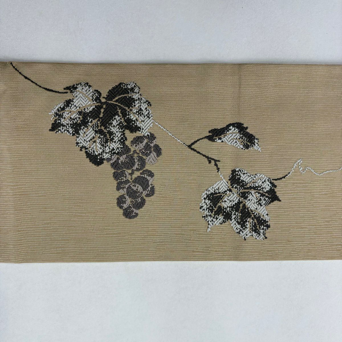 【美品】 名古屋帶 名品級 葡萄 刺繡 薄茶 純蠶絲