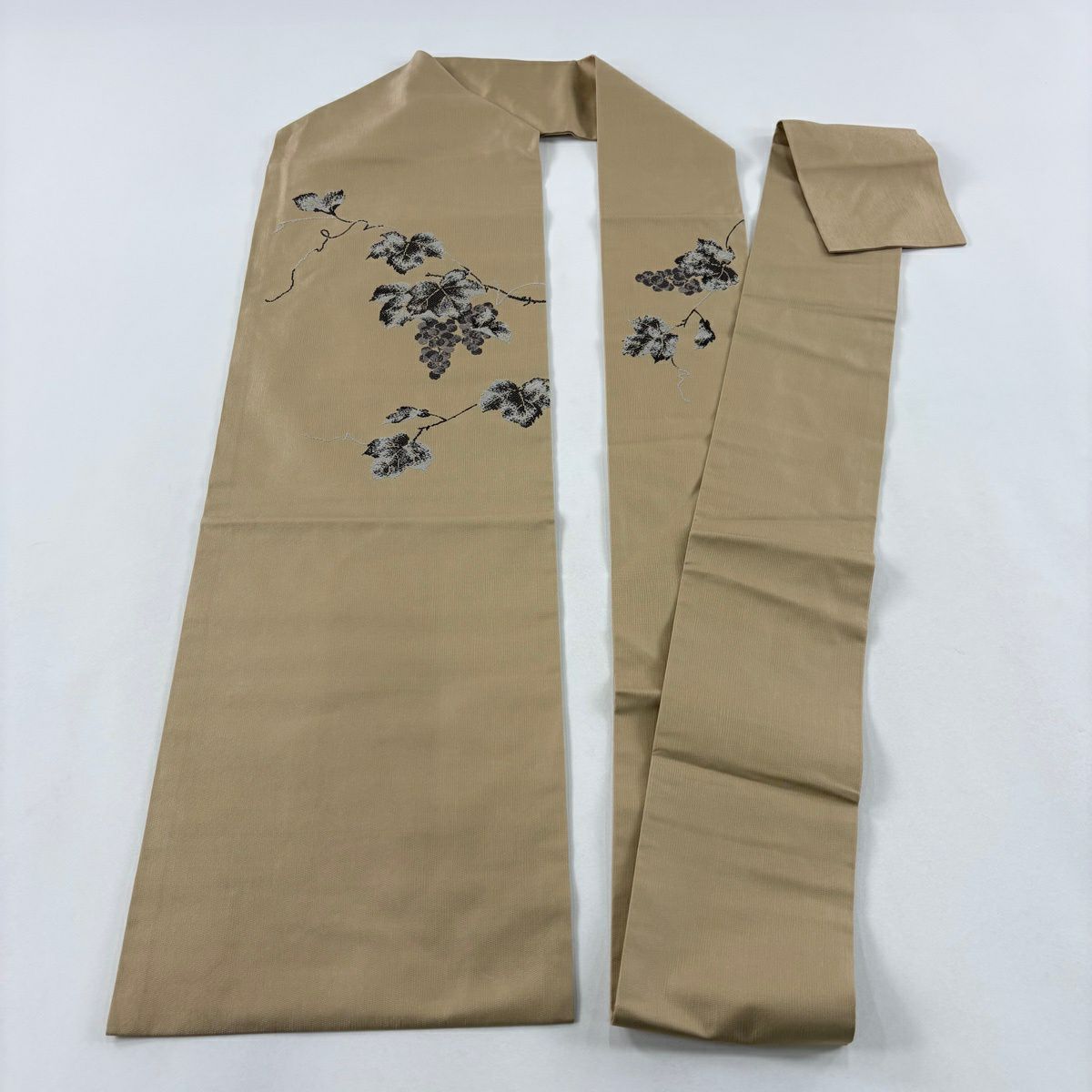 【美品】 名古屋帶 名品級 葡萄 刺繡 薄茶 純蠶絲