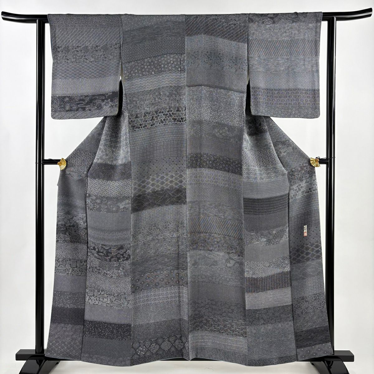【美品】 小紋 身長159cm 袖長60cm S 雙層 落款あり 松樹竹子梅花 有職紋樣 縮緬 灰色 純蠶絲 名品級