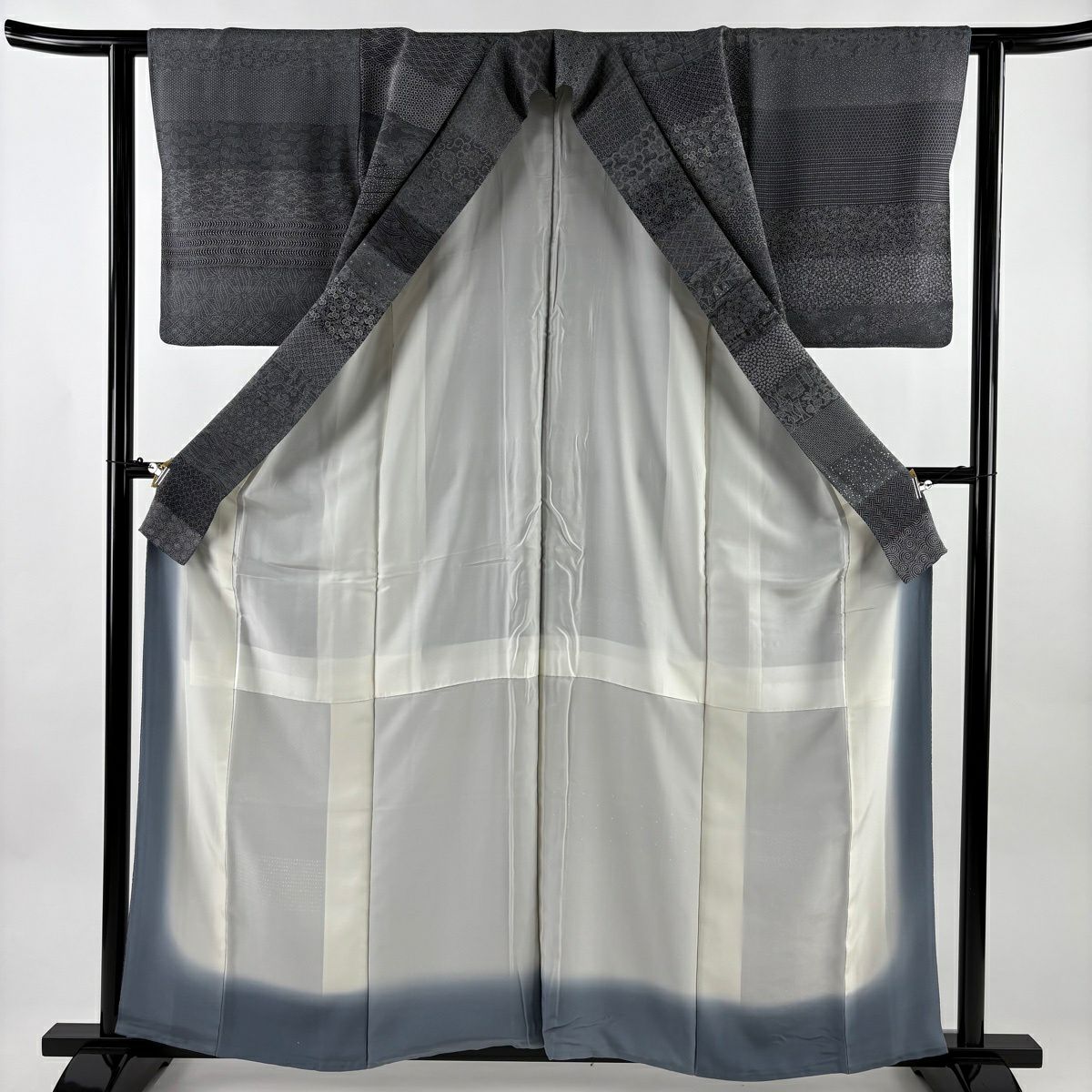 【美品】 小紋 身長159cm 袖長60cm S 雙層 落款あり 松樹竹子梅花 有職紋樣 縮緬 灰色 純蠶絲 名品級