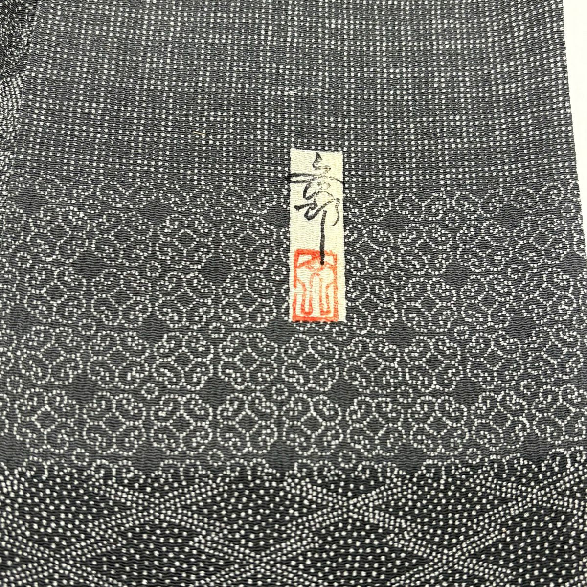 【美品】 小紋 身長159cm 袖長60cm S 雙層 落款あり 松樹竹子梅花 有職紋樣 縮緬 灰色 純蠶絲 名品級