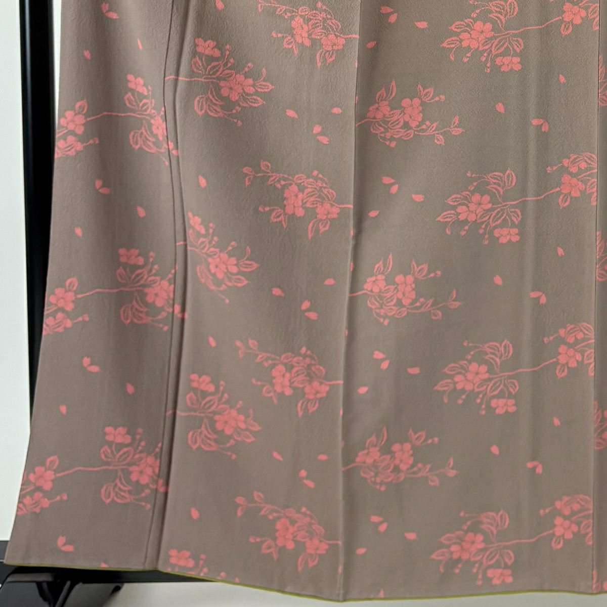 【美品】 小紋 身長160cm 袖長64cm M 雙層 辻村ジュサブロー 落款あり 櫻花 淺豆色 純蠶絲 名品級