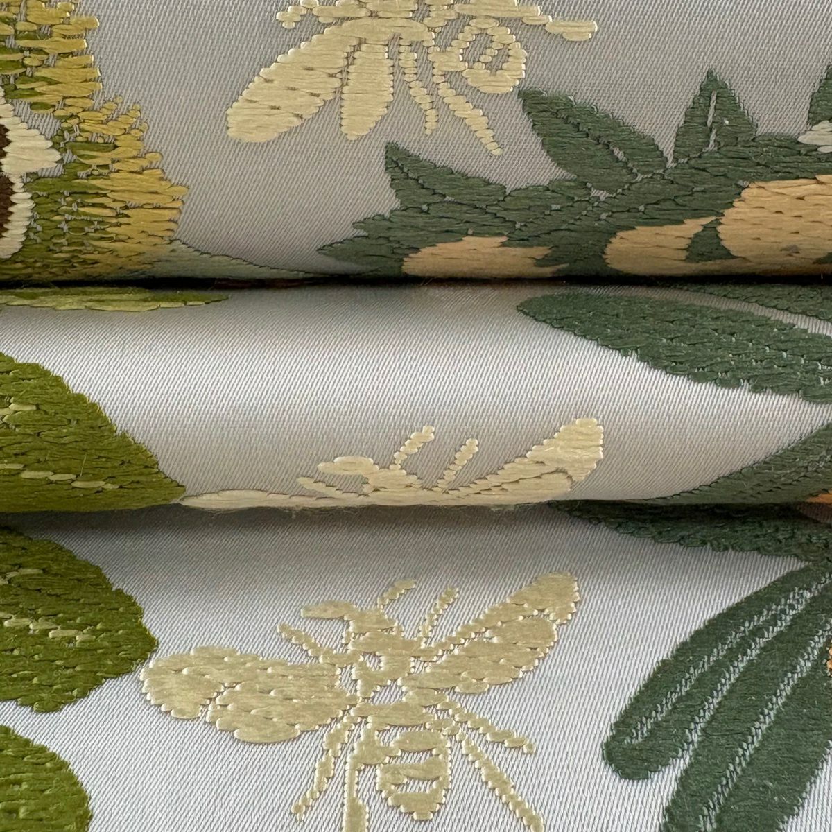 【美品】 袋帶 逸品級 落款 山口弘躬染織 四季果實紋 蟲 刺繡 灰 深藍色 お太鼓柄 純蠶絲