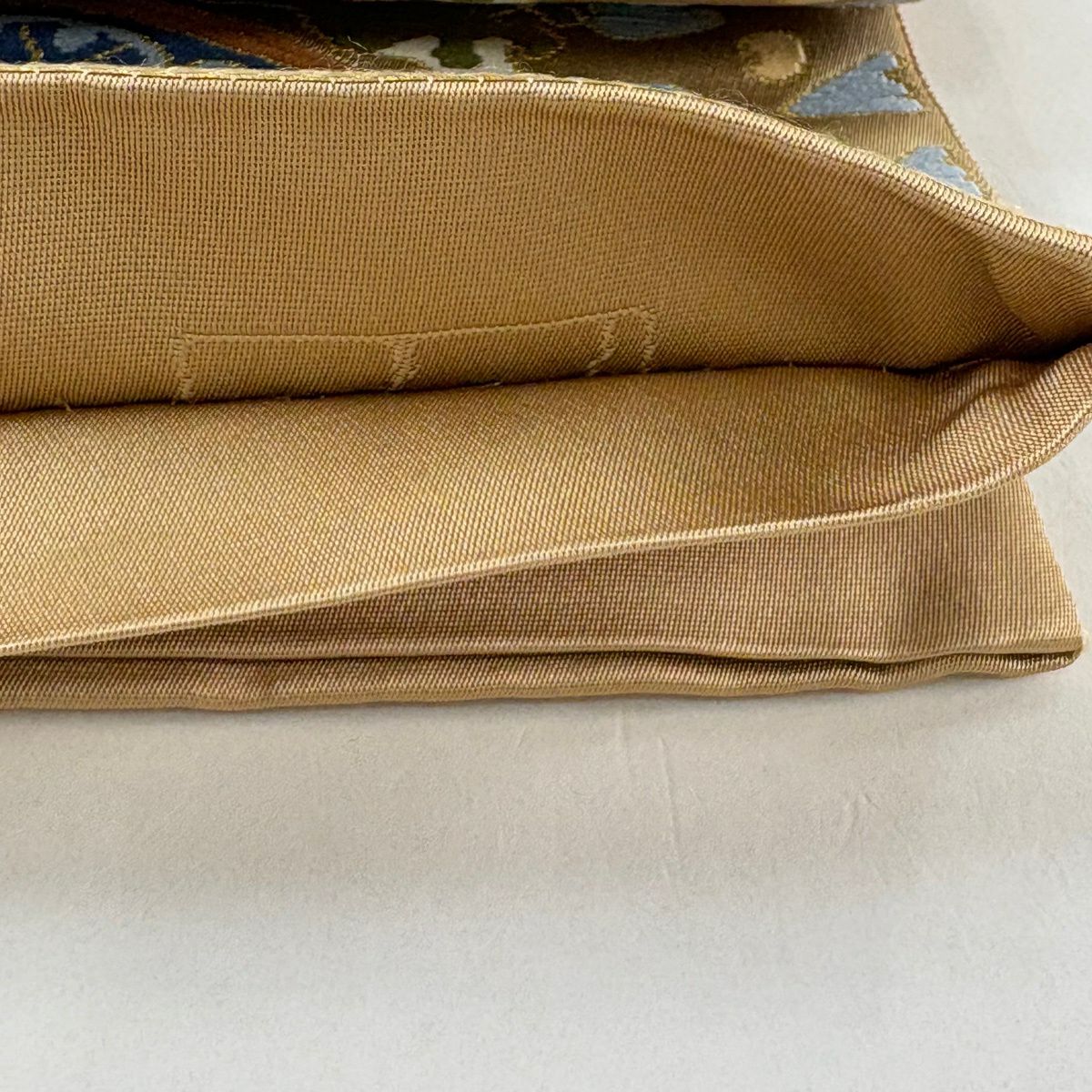 袋帶 逸品級 白綾苑大庭 落款あり 關西仕立 雜幾何圖案 刺繡 金絲 淺茶 六通 純蠶絲