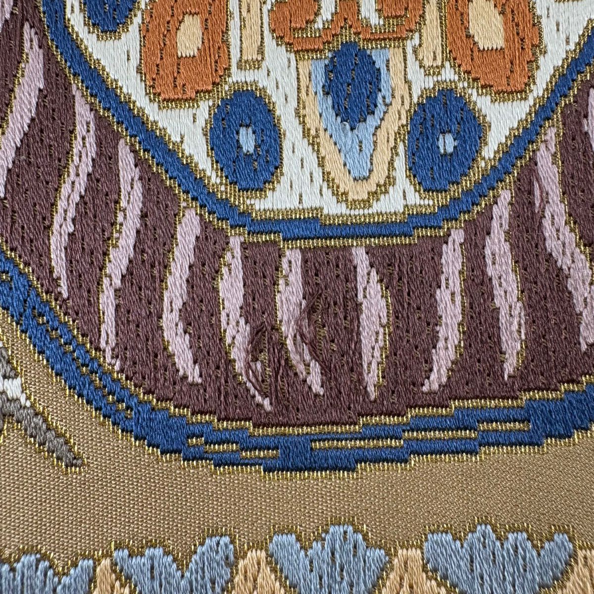 袋帶 逸品級 白綾苑大庭 落款あり 關西仕立 雜幾何圖案 刺繡 金絲 淺茶 六通 純蠶絲
