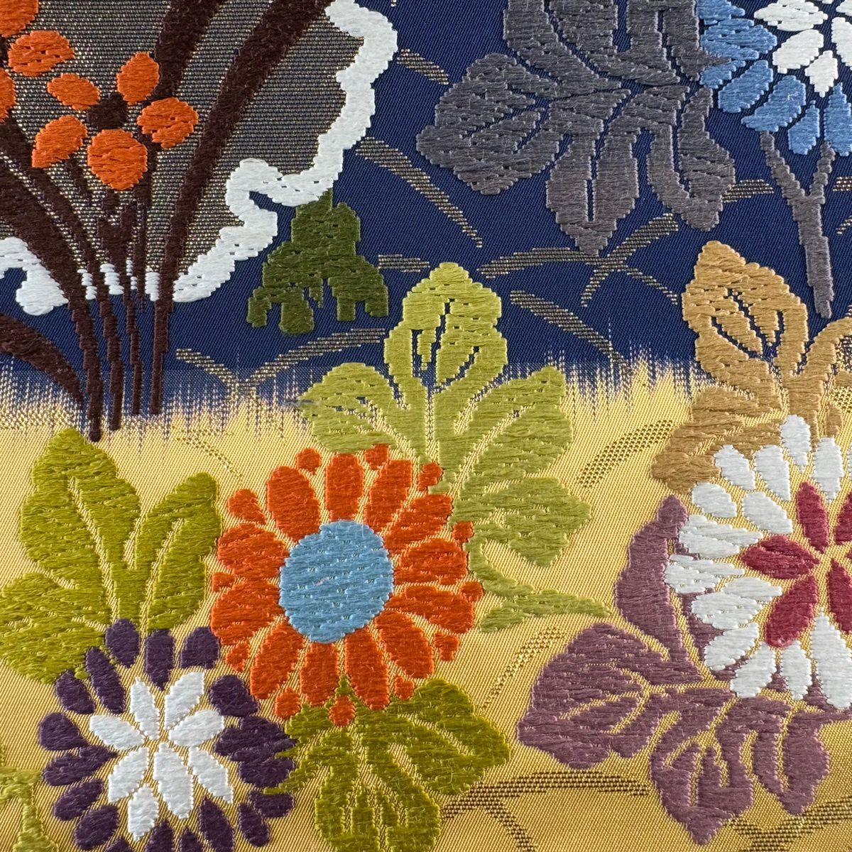 【美品】 袋帶 名品級 草花紋 雪輪 唐織 金金箔 淡黃土 深通 純蠶絲