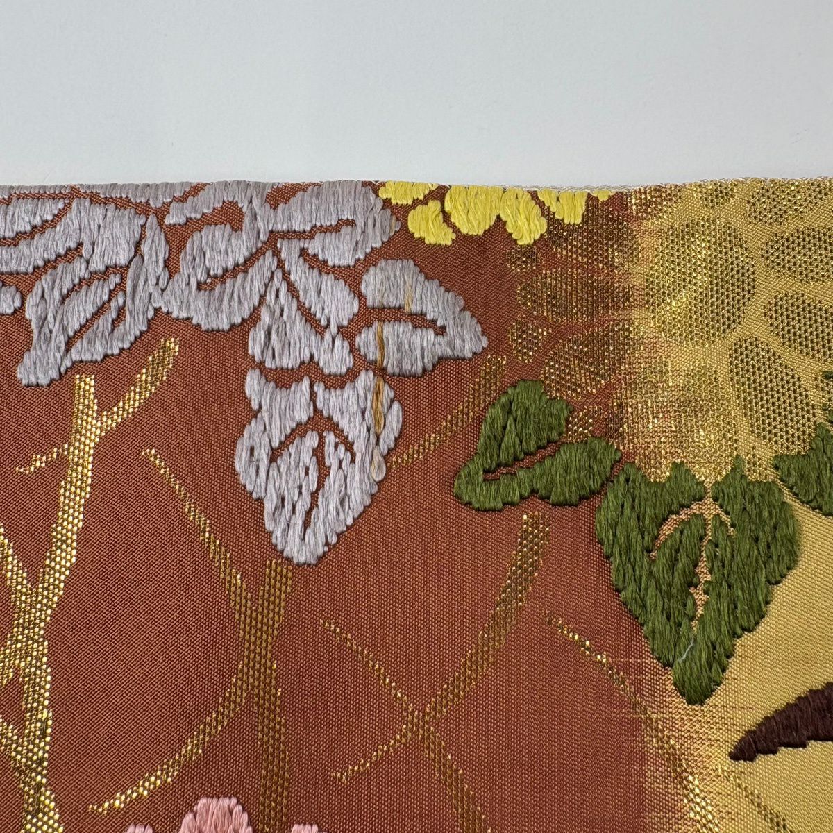 【美品】 袋帶 名品級 草花紋 雪輪 唐織 金金箔 淡黃土 深通 純蠶絲